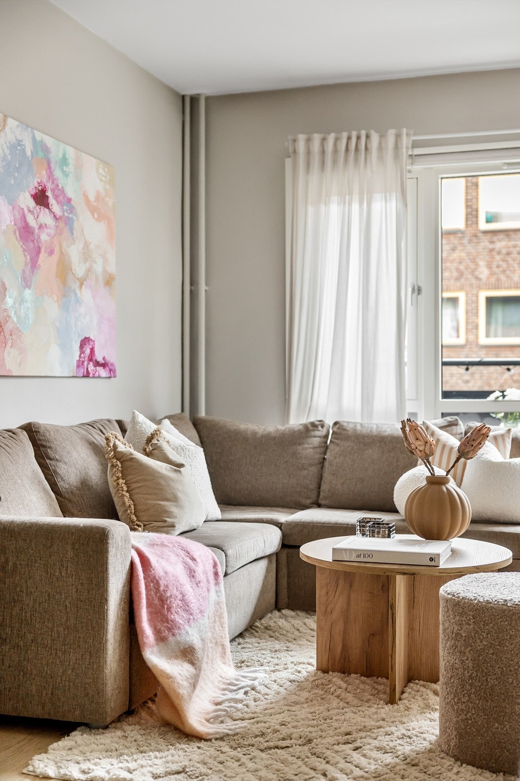 Det er godt lysinnslipp via stort vindu og takhøyde på 2,62m som gir en god og luftig romfølelse Galleribilde