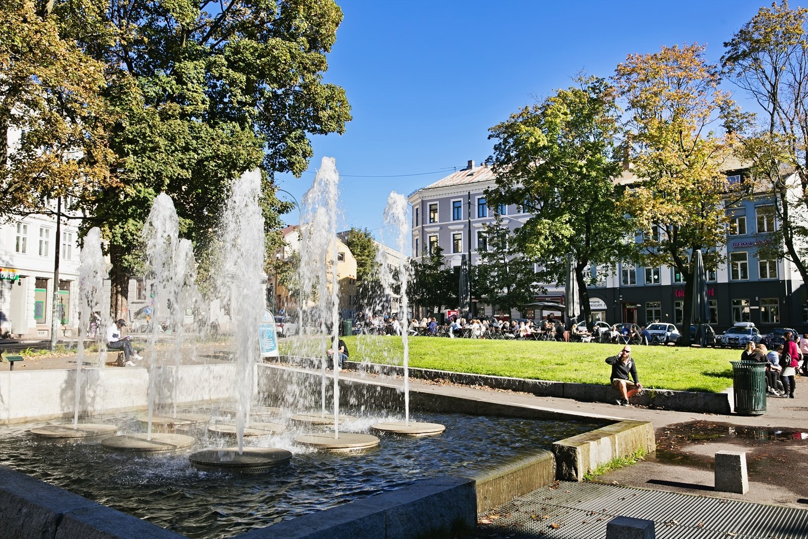 En herlig park med omkringliggende restauranter, kafeer, barer og service-tilbud. Galleribilde