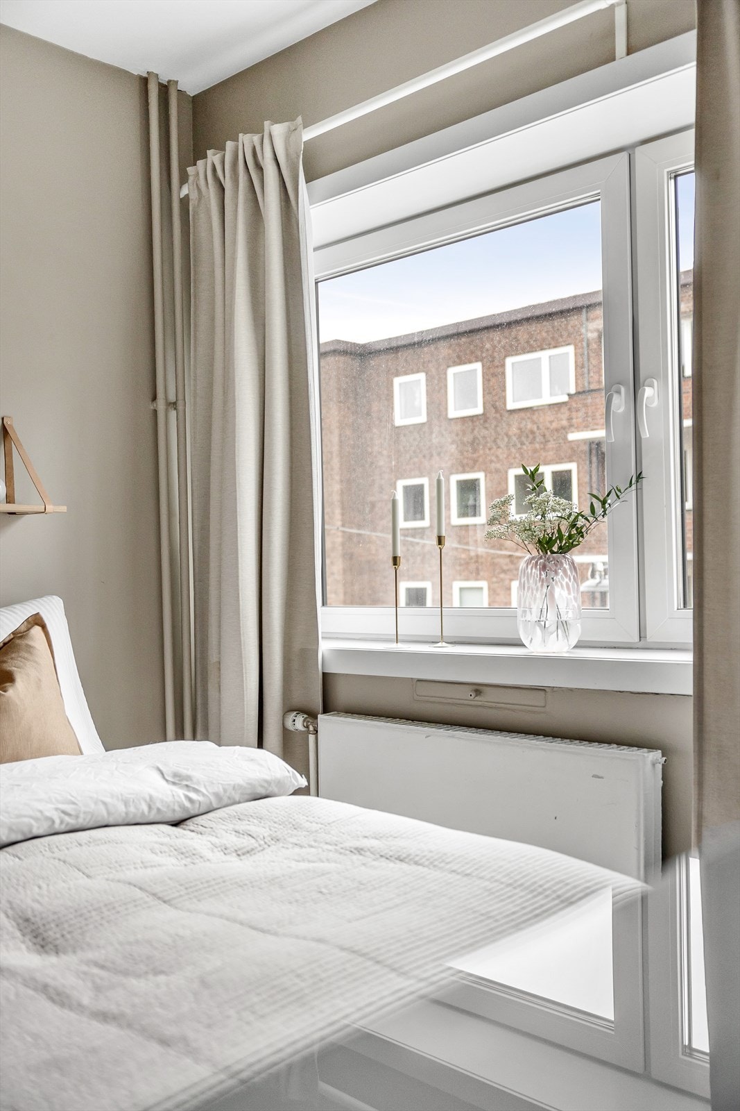 Rommet har stort vindu som sikrer godt med lys og luft Galleribilde