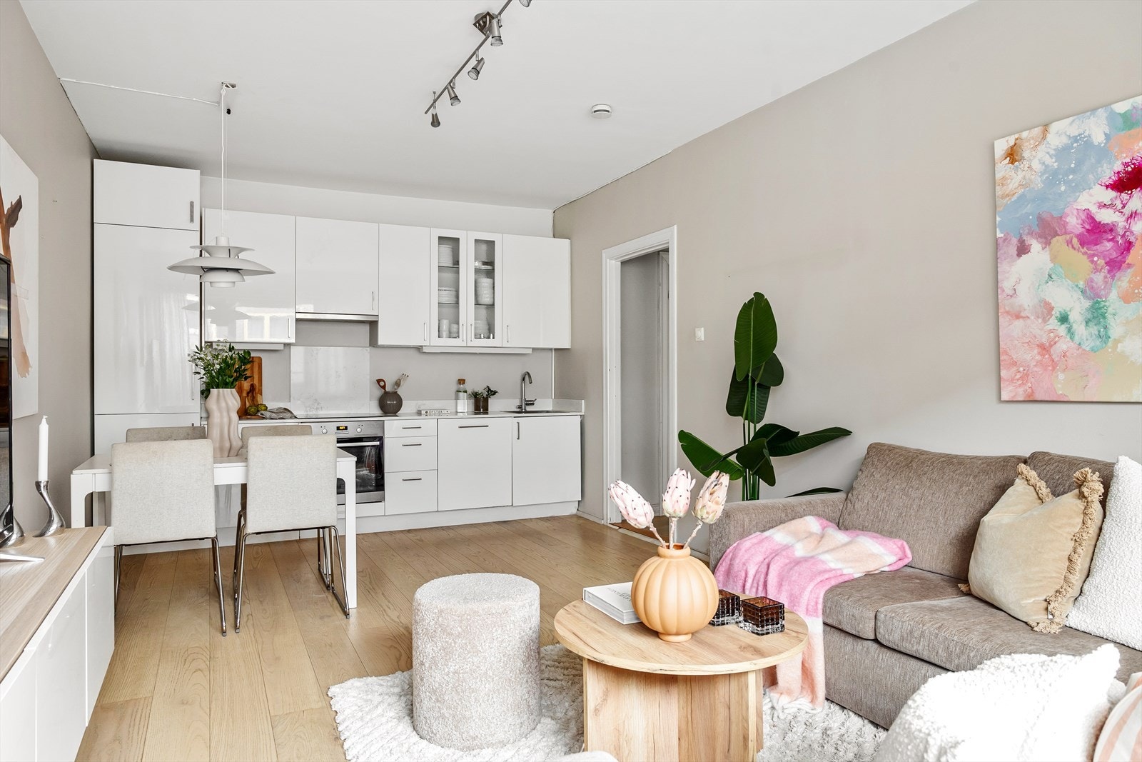 Leiligheten har en åpen og sosial kjøkken- og stueløsning Galleribilde