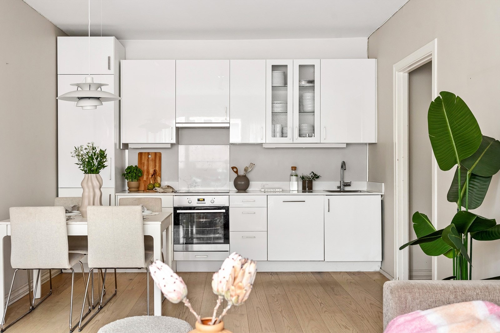 Om ønskelig kan det lages til en kjøkkenøy som gir ytterligere skap- og benkeplass, samt skiller sonene. Galleribilde