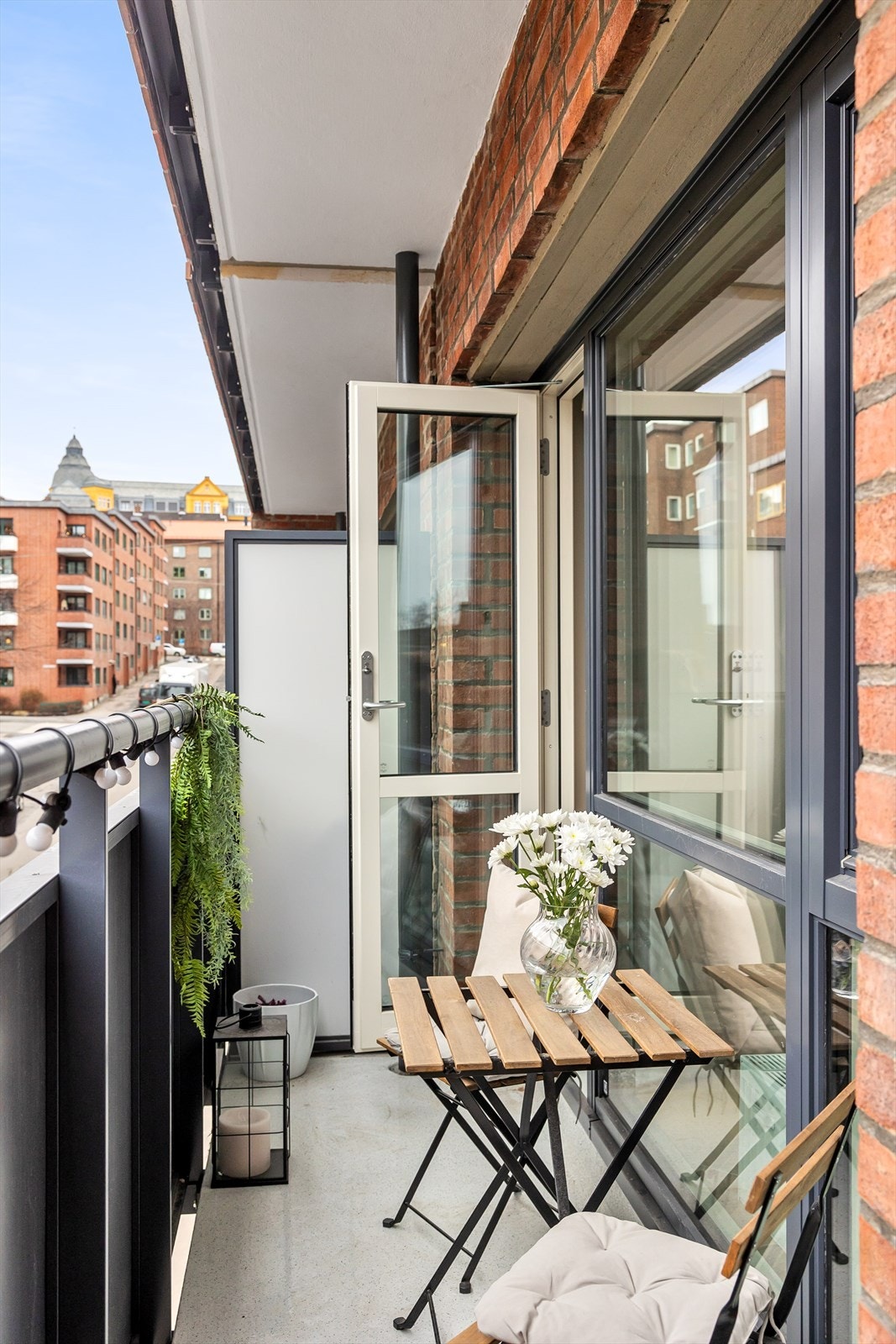 Fra stuen er det utgang til en solrik, sydvestvendt balkong på 6 kvm. Galleribilde