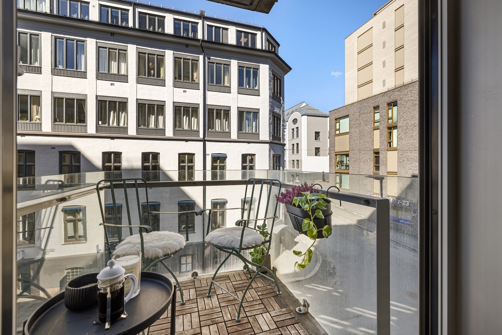 Balkongen er overbygd, slik at den kan benyttes utover sensommeren og høsten også. Galleribilde