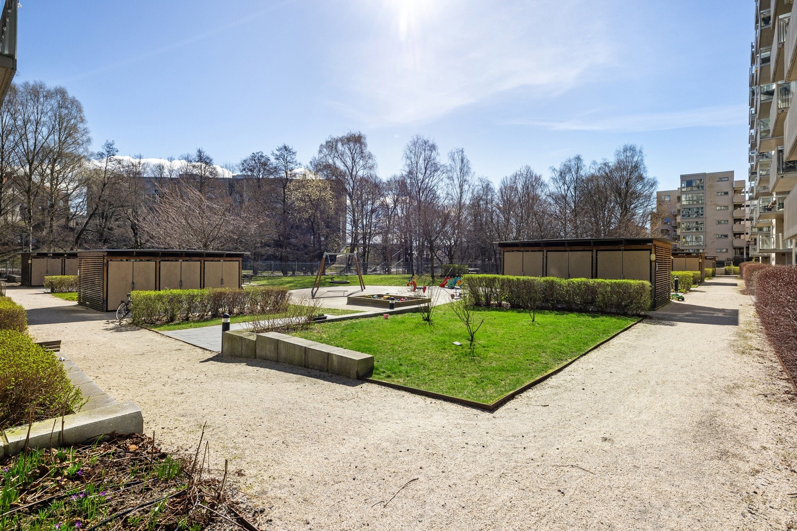 Sameiet har en pent opparbeidet uteplass som beboerne kan nyte. Galleribilde