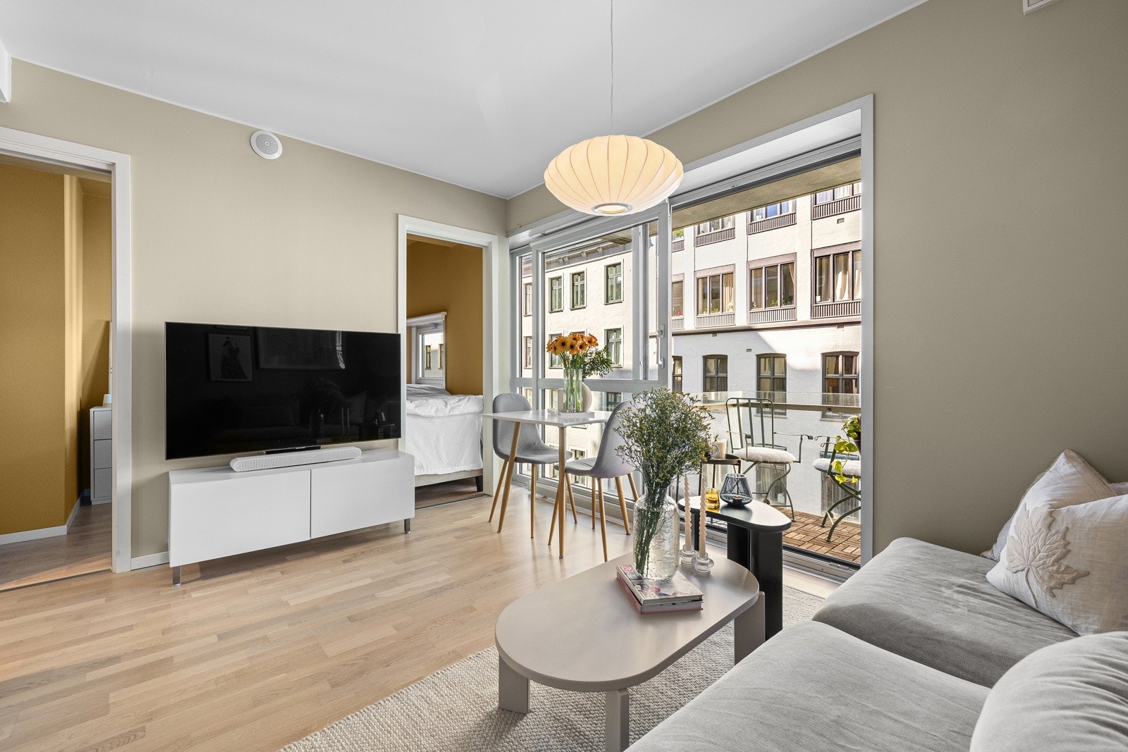 Gulvet er lagt med parkett og leiligheten varmes opp med vannbåren varme. Galleribilde