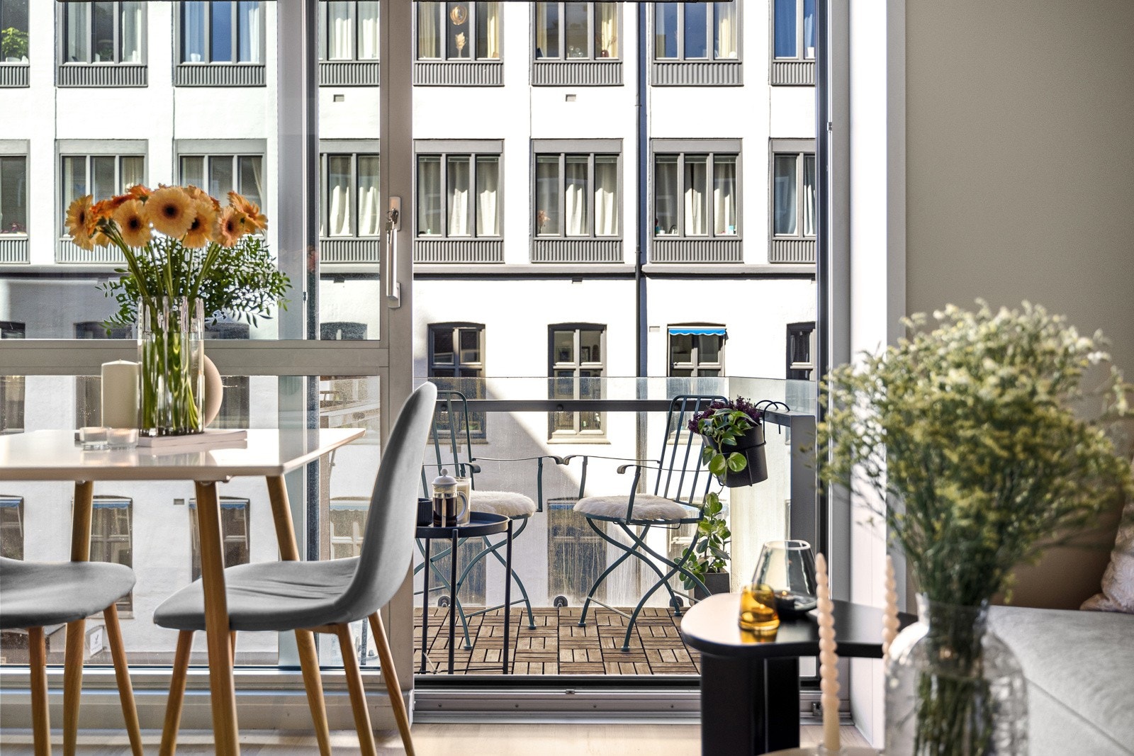 På de fineste dagene blir balkongen er forlengelse av stuen. Skyvedøren sørger for maksimal utnyttelse av plassen. Galleribilde