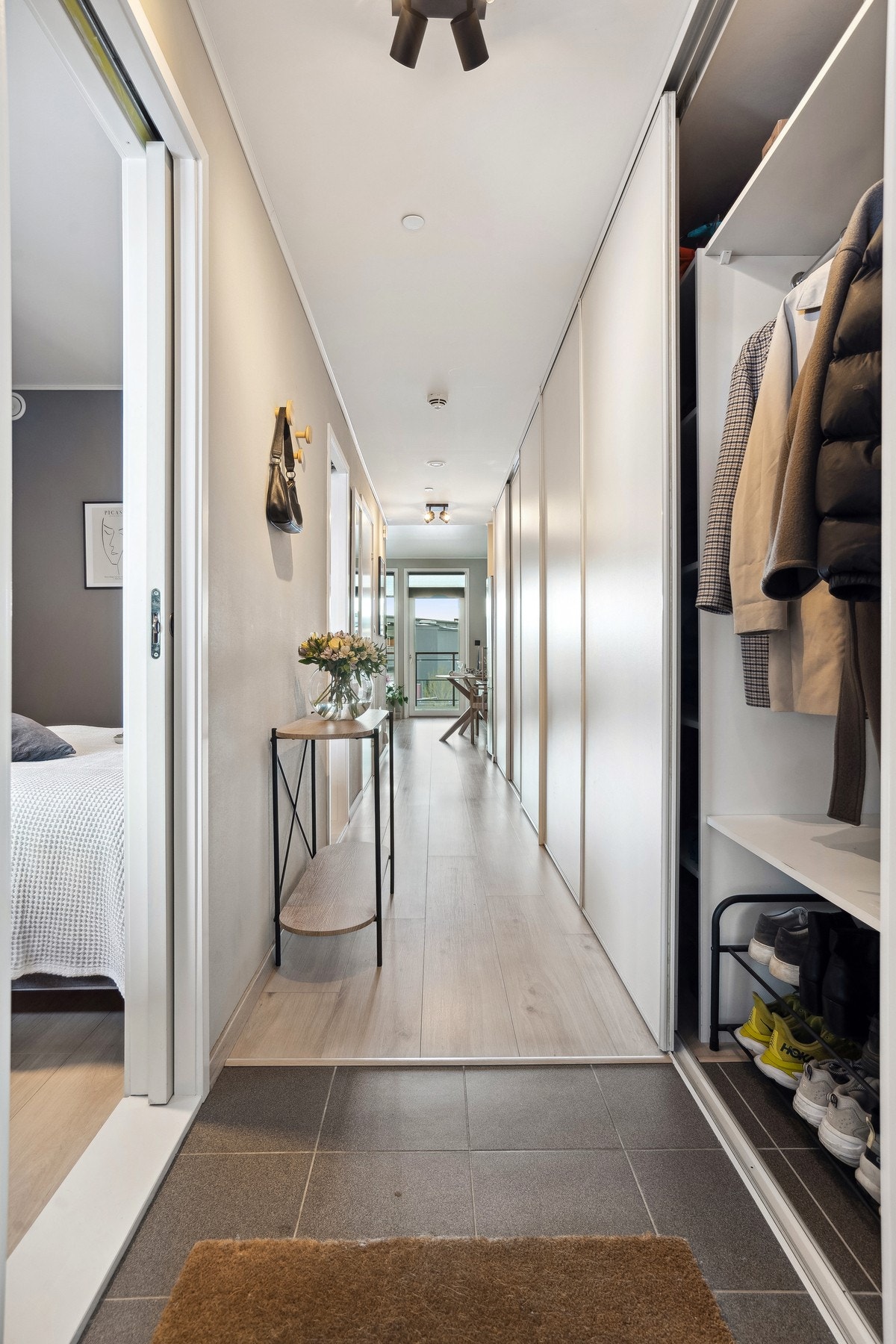 Velkommen inn! Hele 6 meter med lagringsplass Galleribilde