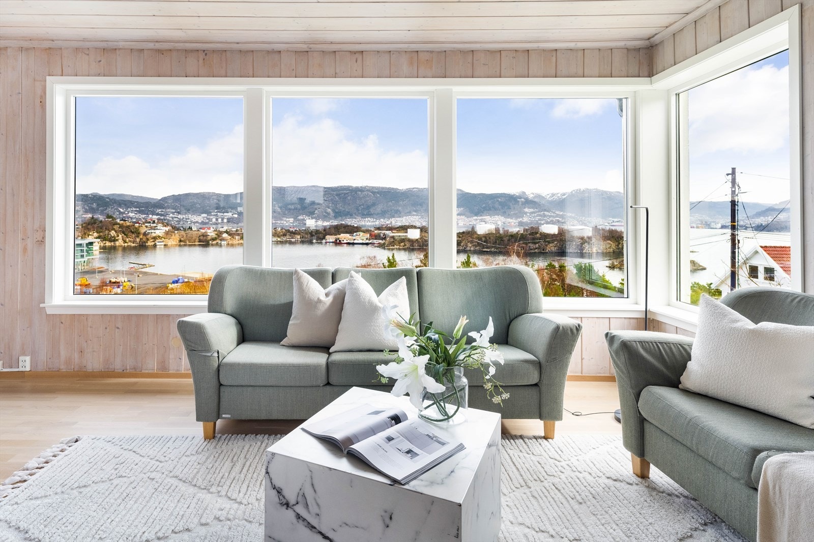 Umulig å ikke bli sjarmert av stuens panoramautsikt. Galleribilde