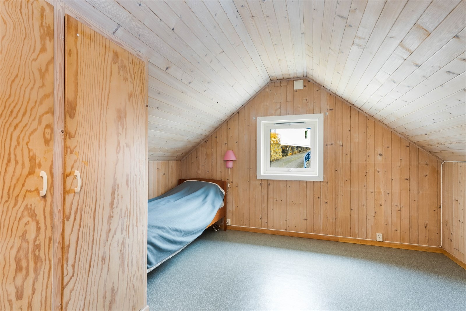 Dette soverommet er i den vestlige gavlen. God skapplass. Galleribilde