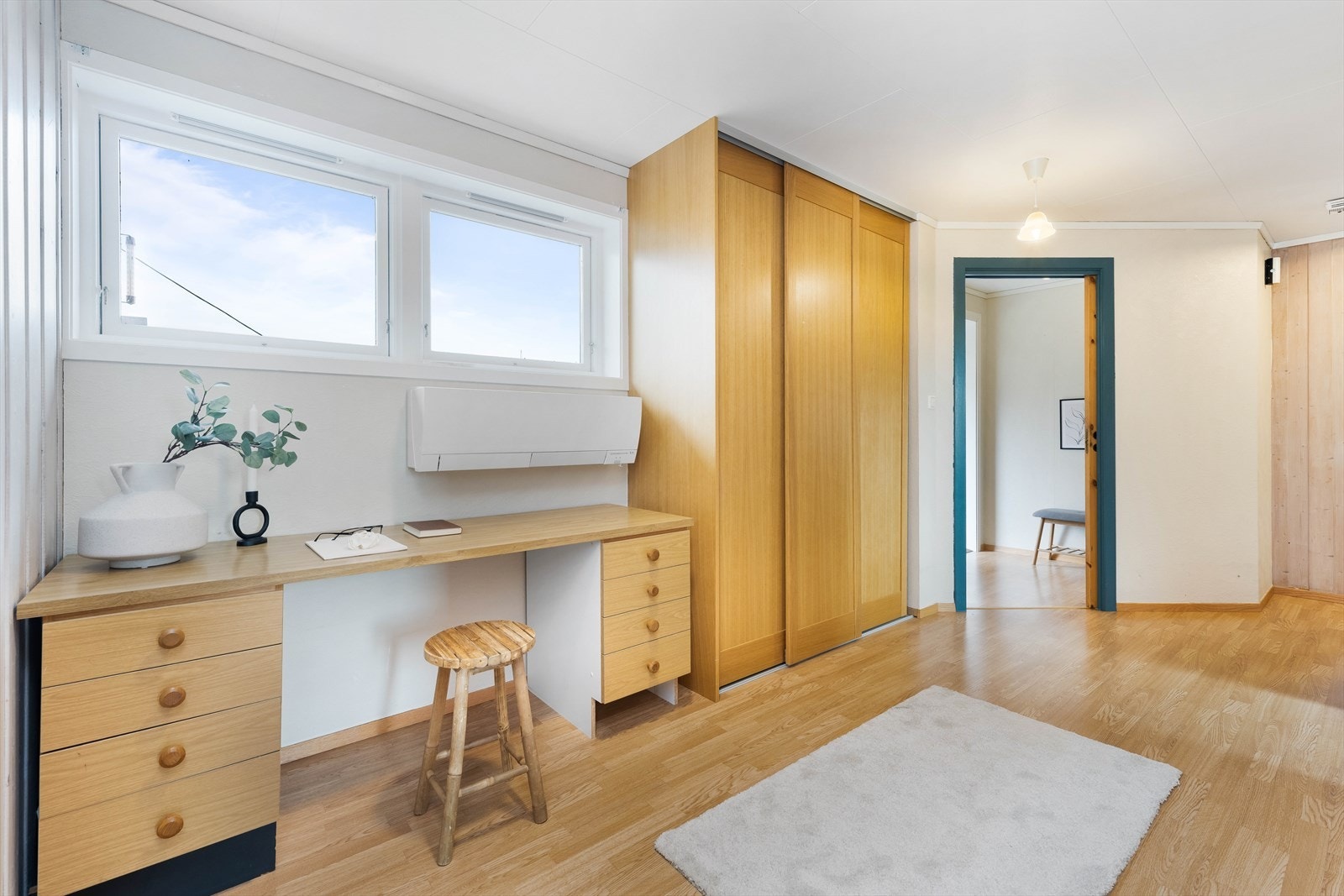 Stor og god hall med varierte bruksområder. God plass til oppbevaring av klær og sko. Galleribilde