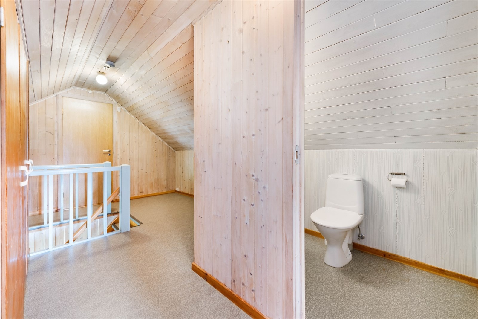 Praktisk lite toalettrom med frittstående servant med inngang fra loftsrommet. Galleribilde