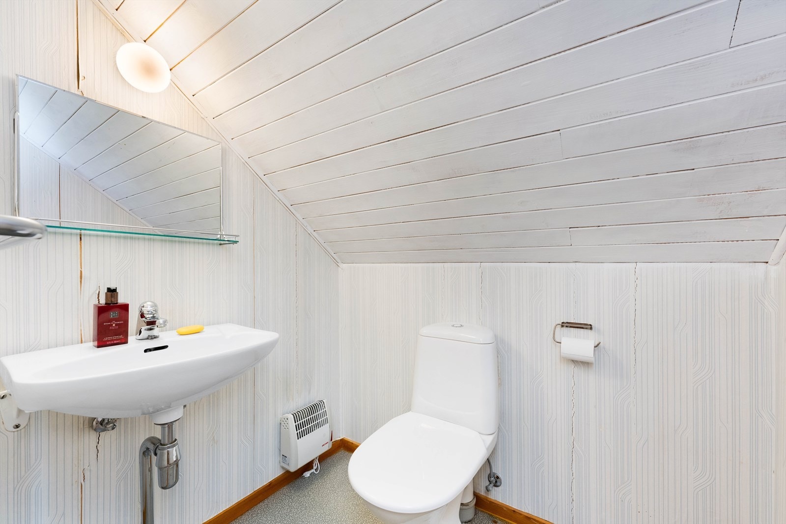 Praktisk toalettrom med servant, speilfront og wc. Galleribilde