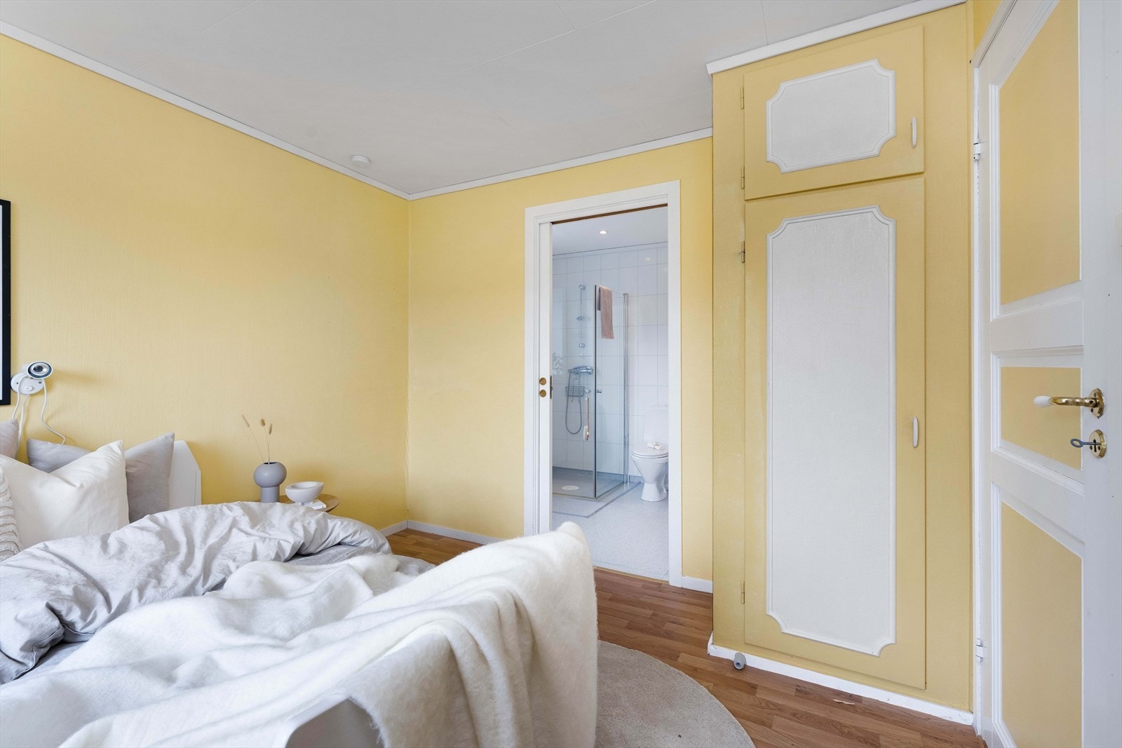 Fra badet har en skyvedør inn til boligens "hovedsoverom". Galleribilde