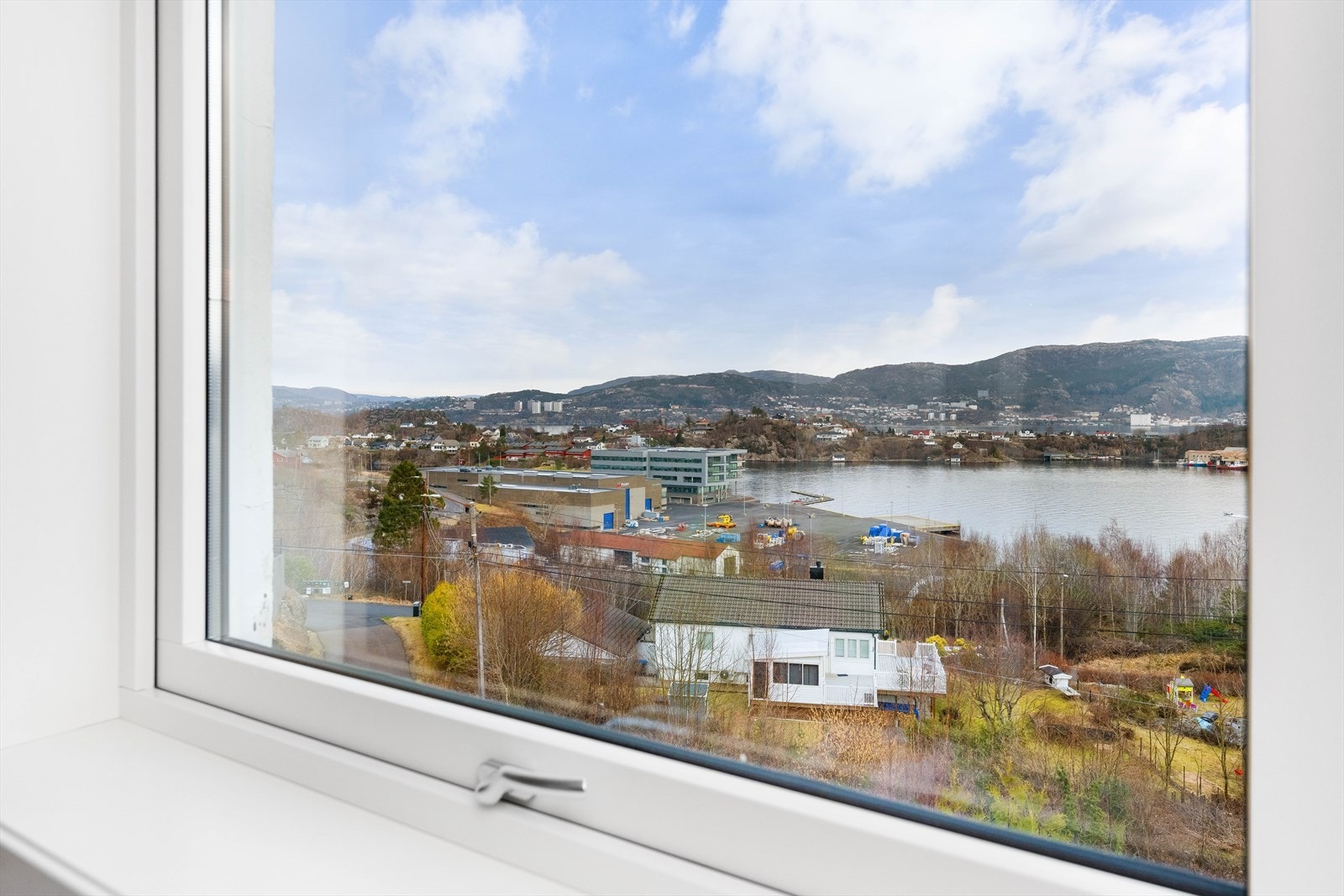Nærområdet. Framo i bakgrunnen. Galleribilde