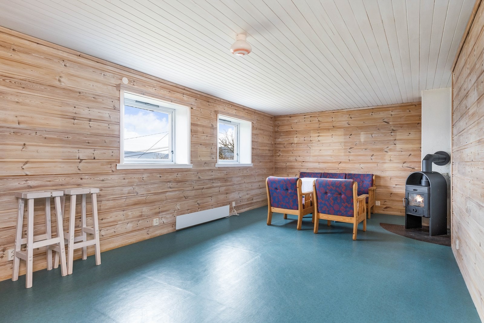 En romslig kjellerstue med gode innredningsmuligheter. Vedovn som varmekilde. Galleribilde