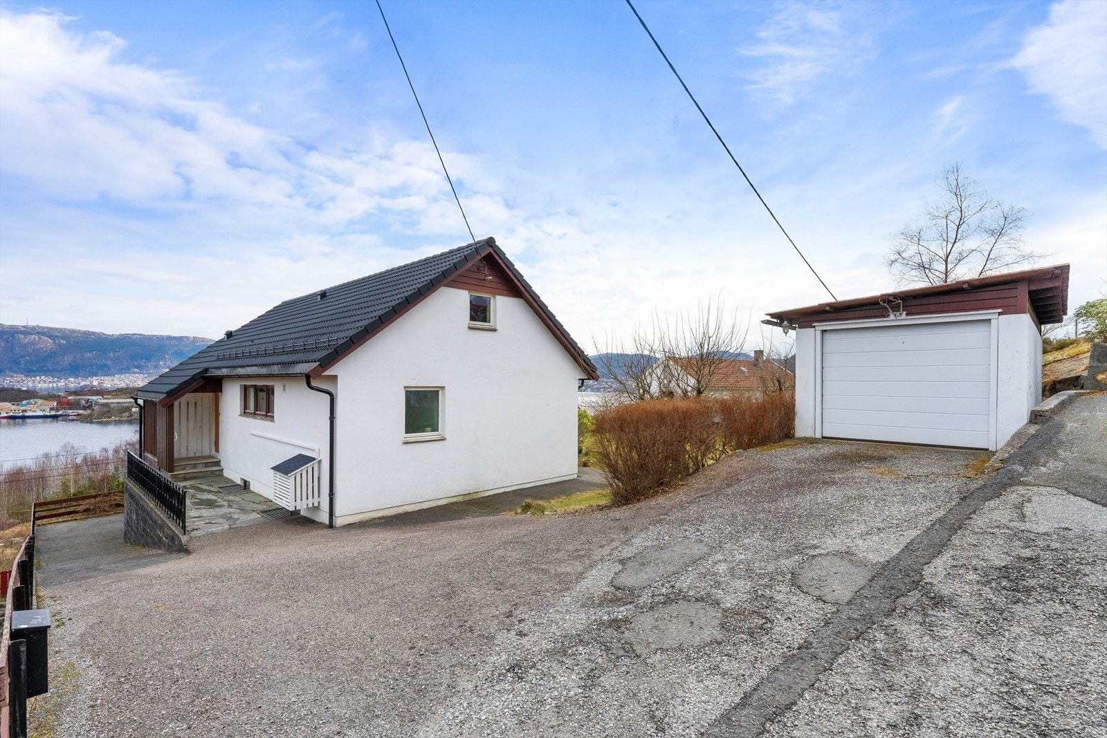 Boligen har egen garasje på ca. 17 m². Også plass til parkering på gårdsplassen. Galleribilde