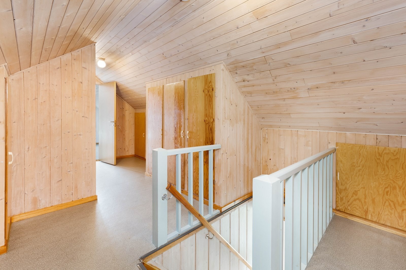 Ved trapp fra første etasje kommer en til boligens loftsetasje. Galleribilde