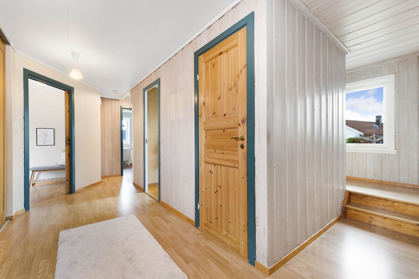 Fra det overbygde og skjermede inngangspartiet kommer en inn i boligens entre og videre til hallen. Galleribilde