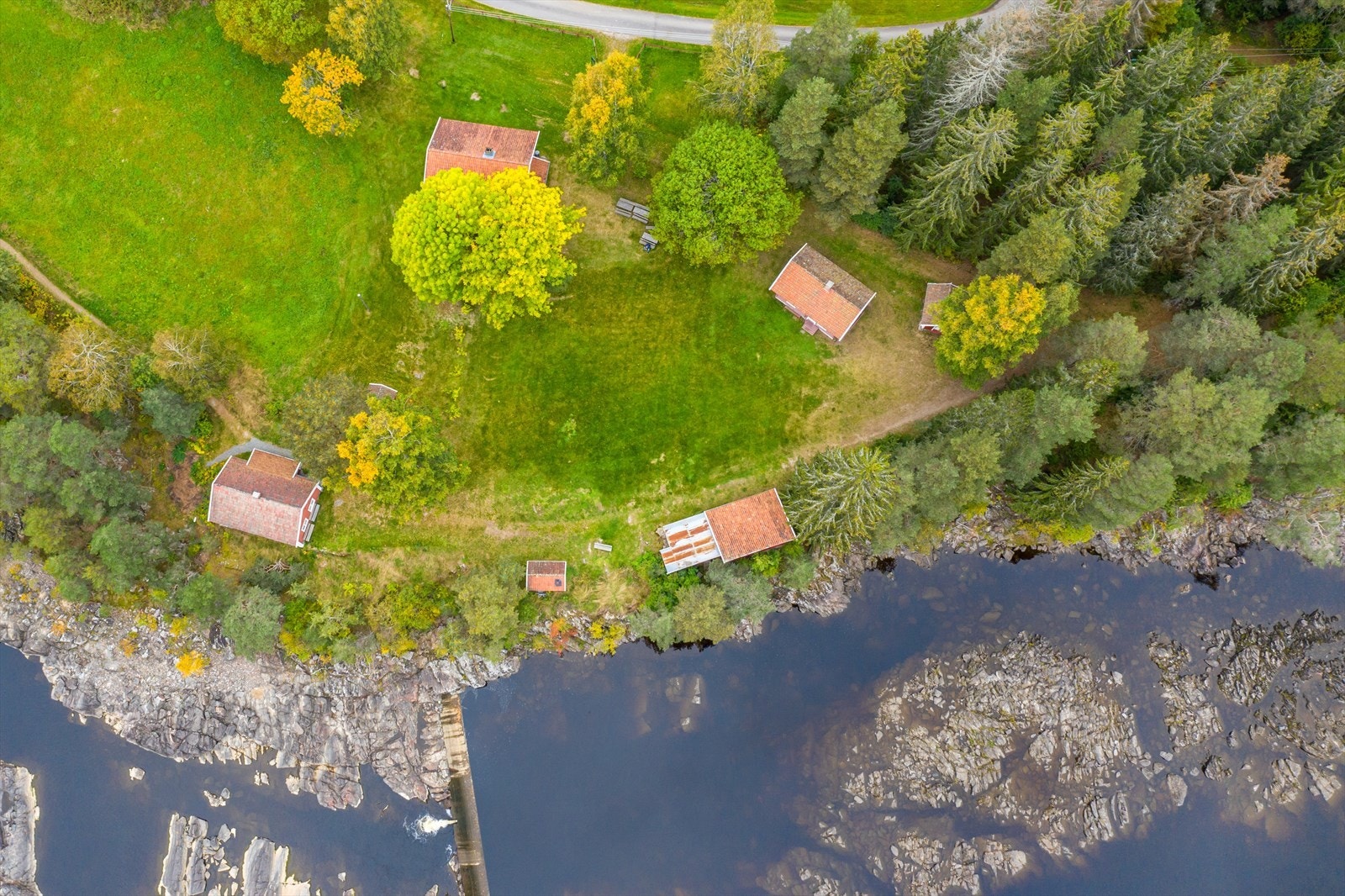 Funnefoss museum er et museum ved Funnefoss på Opakermoen i Nes, som tar sikte på å gjenspeile hverdagen til arbeiderne ved Funnefoss Tresliperi i tiden 1910 til 1950. Museet består av tre arbeiderboliger ved Daskerud like inntil fossen, og Funnefoss! Galleribilde