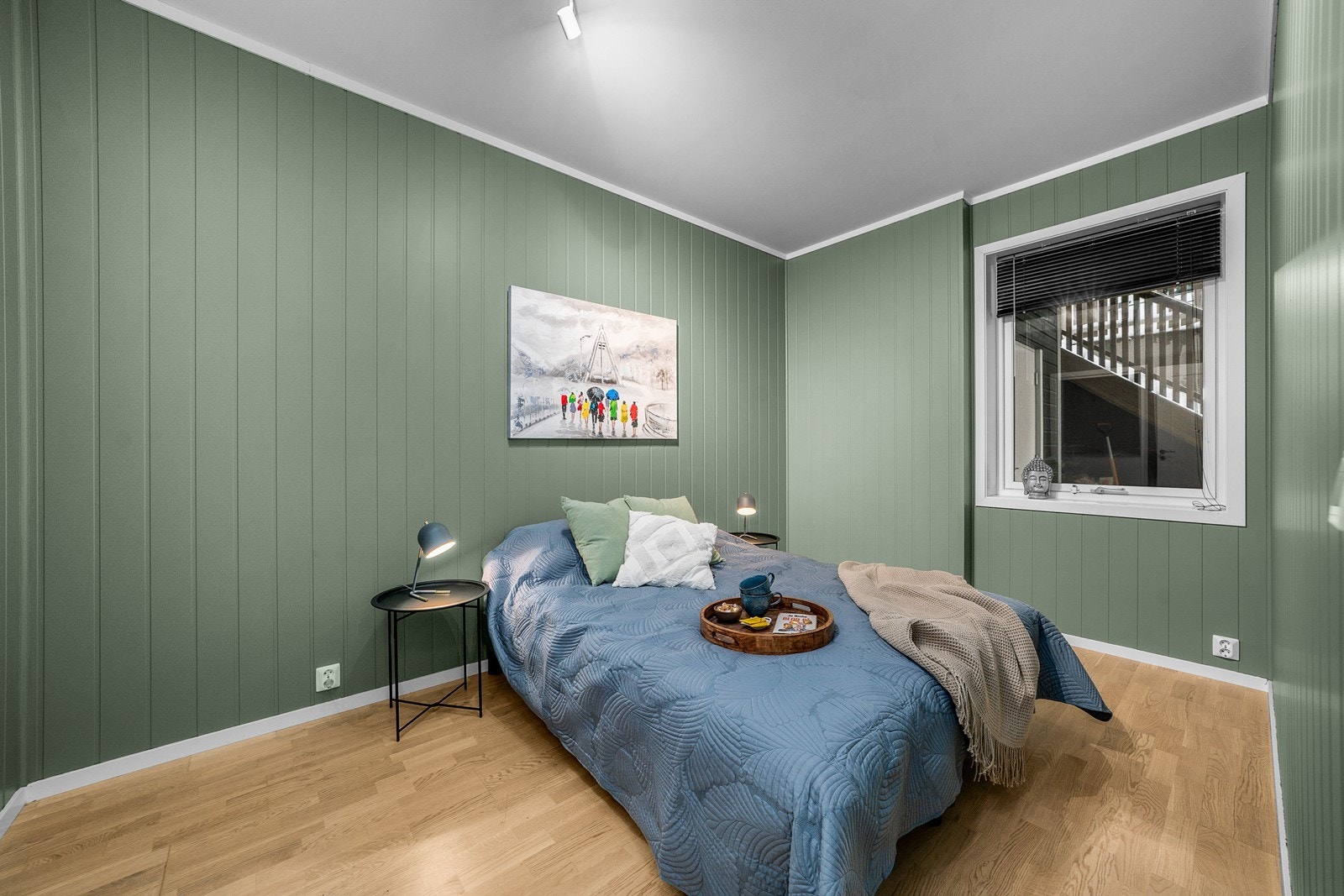Leiligheten inneholder et stort og komfortabelt soverom. Rommet er utstyrt med smartpanel i behagelig farge på vegger, lyspigmentert eikeparkett på gulv og et stort vindu som slipper inn rikelig med lys. Det er montert persienne foran vinduet! Galleribilde