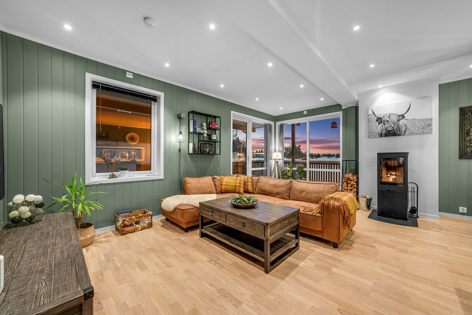 Den åpne og meget gode romløsningen gjør det enkelt å møblere med sofaløsning, tilhørende møblement og spisestue. Stuens romslige utforming gjør den til et yndet samlingspunkt for familie og venner! Galleribilde