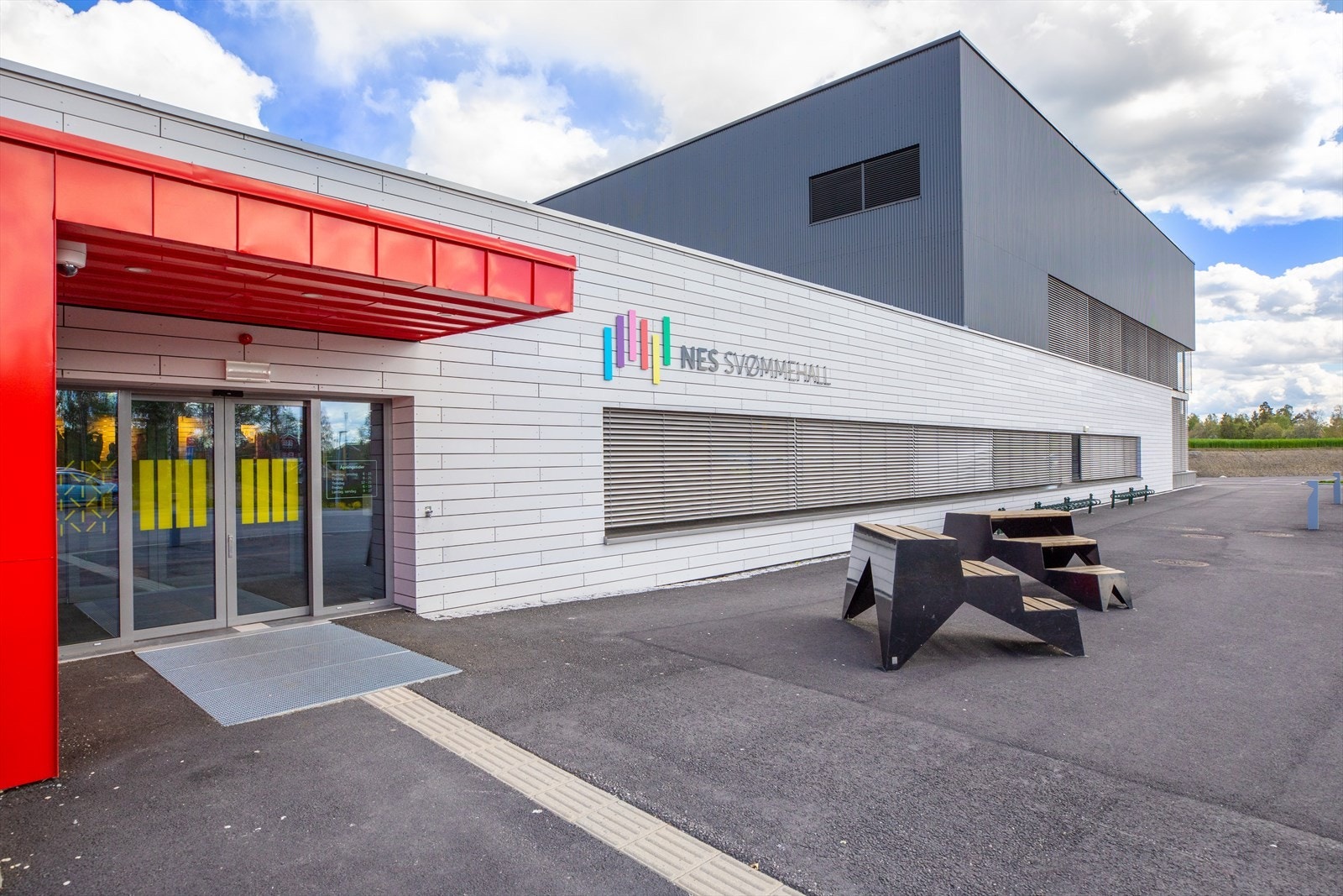 Nes svømmehall har 25 meters basseng, aktivitetsbasseng, terapibasseng og babybasseng. Du finner også et stupetårn på 1, 3 og 5 meter. I tillegg er det en 58 meter sklie og barnesklie i hallen! Galleribilde