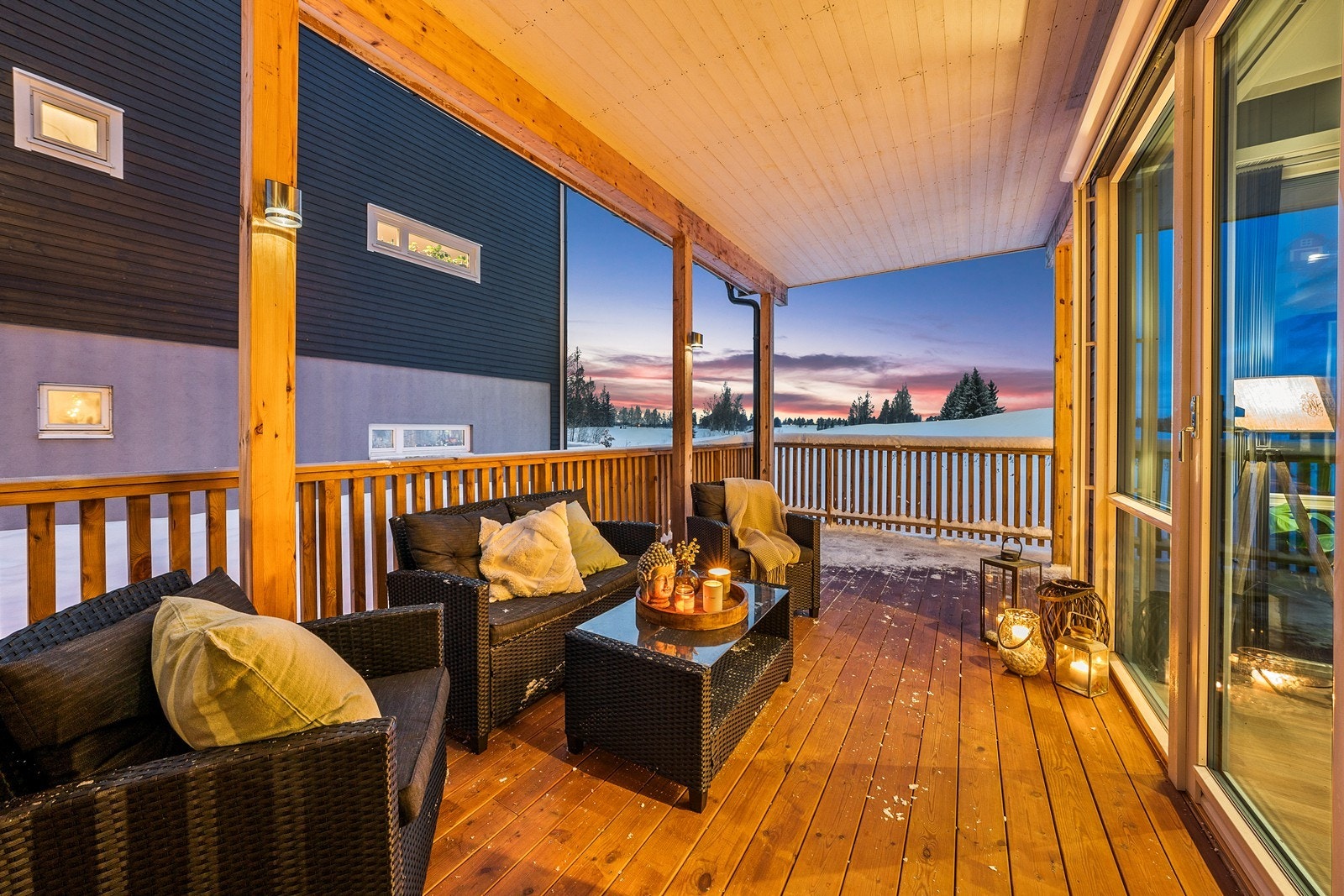 Et ypperlig sted å nyte varme sommerdager på og invitere inn til større lag. Det er montert elektrisk terrassemarkise over fasade mot vest! Galleribilde