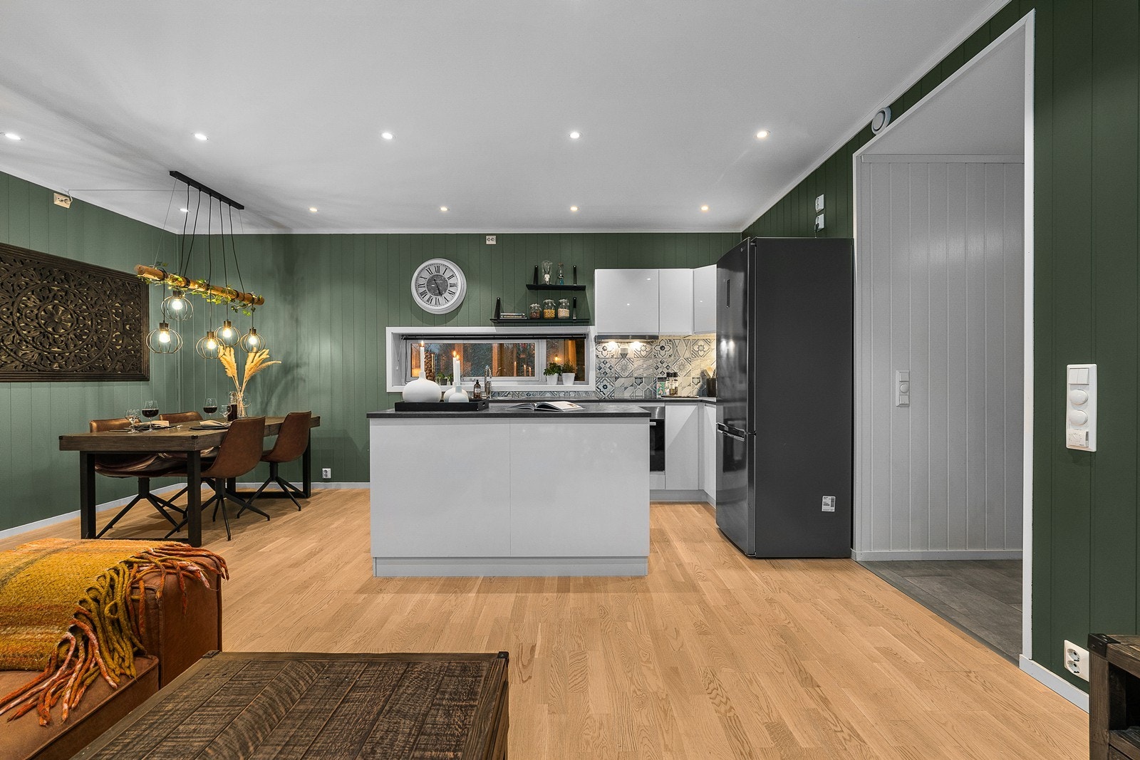 Meget praktisk og luftig åpen løsning. Flott kjøkkenøy fungerer som en effektiv romdeler, og gir ekstra lagringsmuligheter samt arbeidsplass for den kokkeglade! Galleribilde