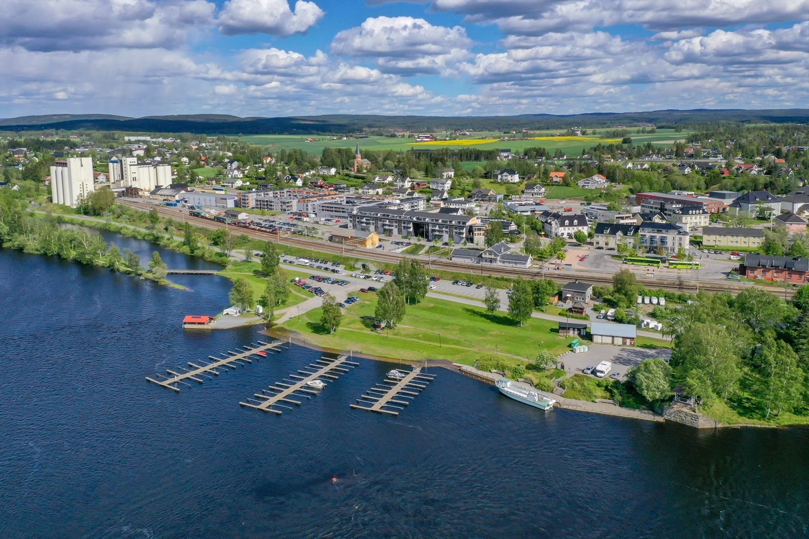 I tillegg er det idylliske rekreasjonsarealer i omkringliggende parker og langs Glomma! Galleribilde