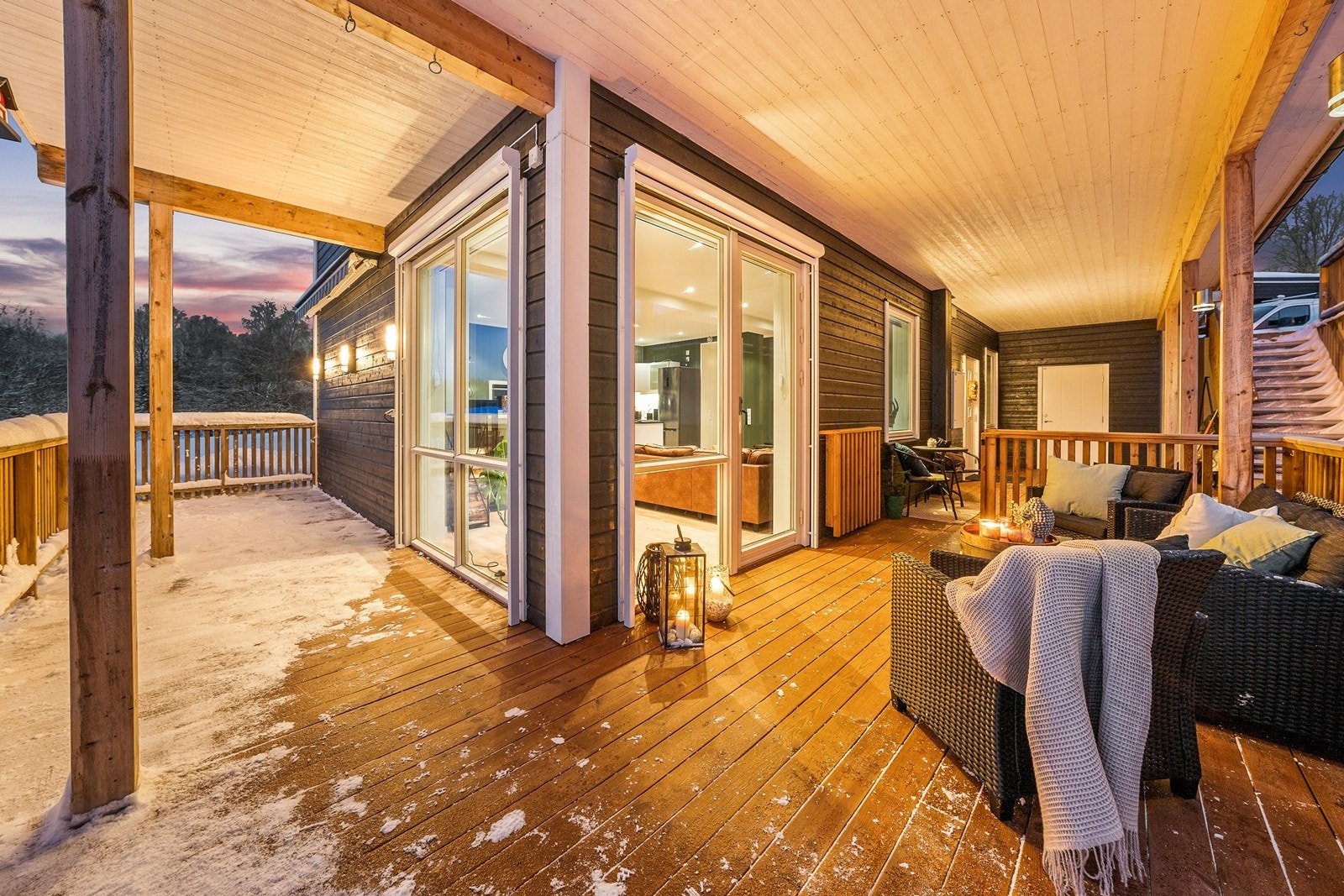 Det er utgang fra stue og ytterdør til overbygget terrasse på 55 kvm, vendt mot sydvest og nordvest! Galleribilde