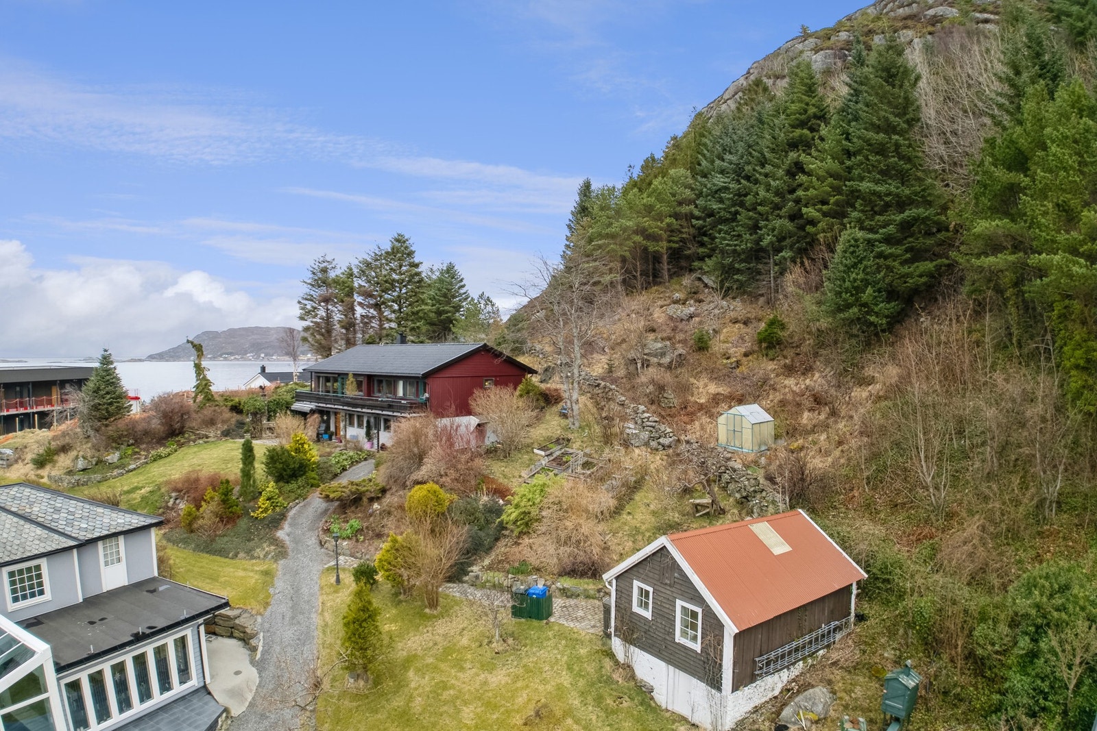 Eiendommen består av bolighus, uthus og drivhus. Galleribilde