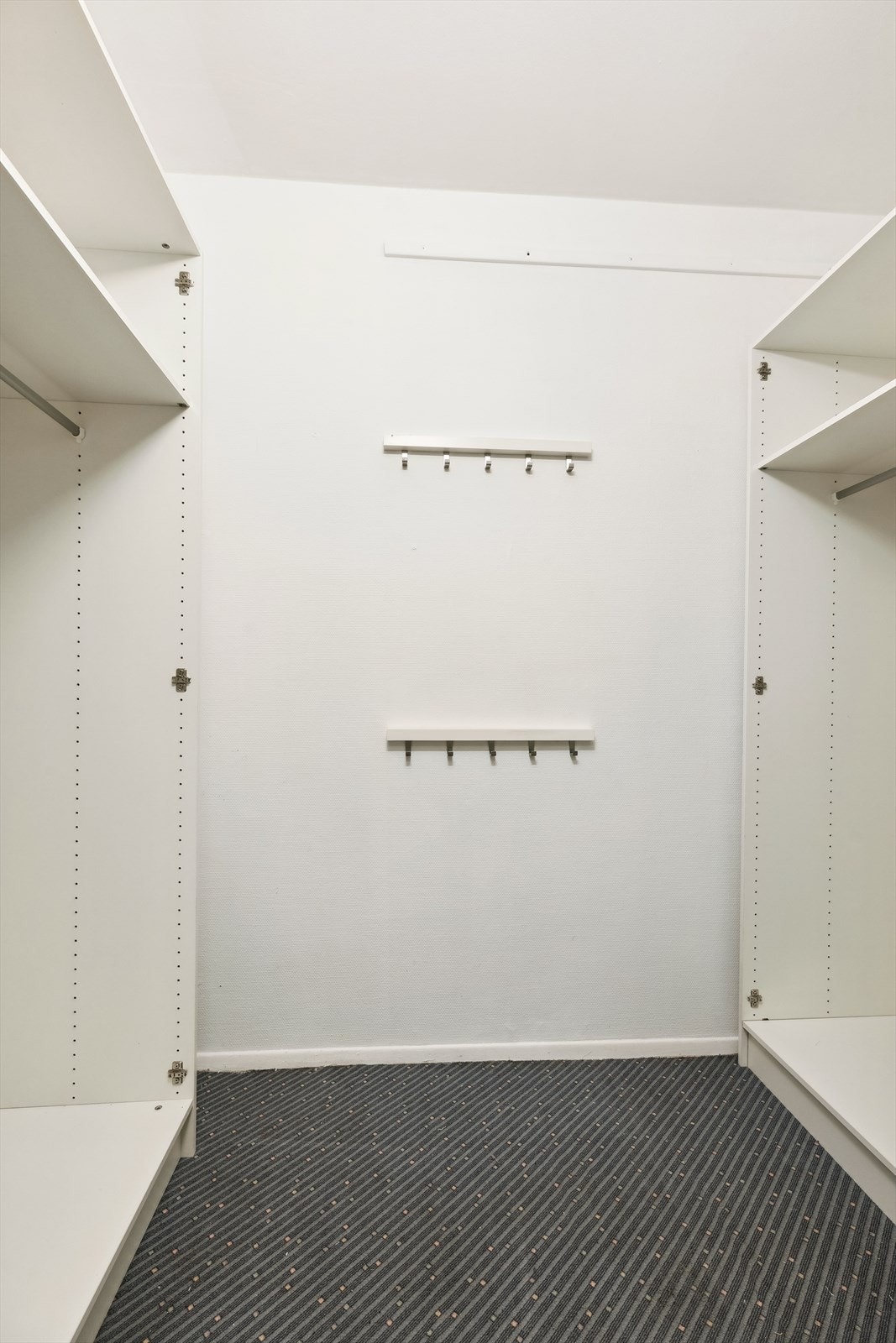 Det medfølger romslig skyvedørsgarderobe på soverommet og det er tilgang til innvendig bod fra entréen. I tillegg disponeres kjellerbod på 3 m² Galleribilde