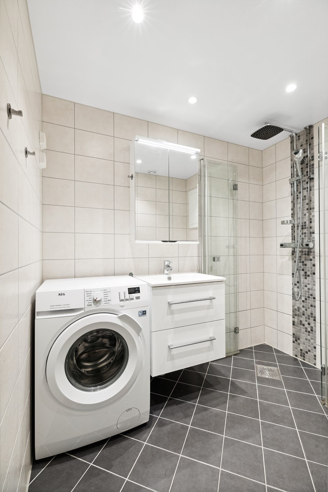 Det er lunende varmekabler i gulvet og montert downlights i himlingen Galleribilde