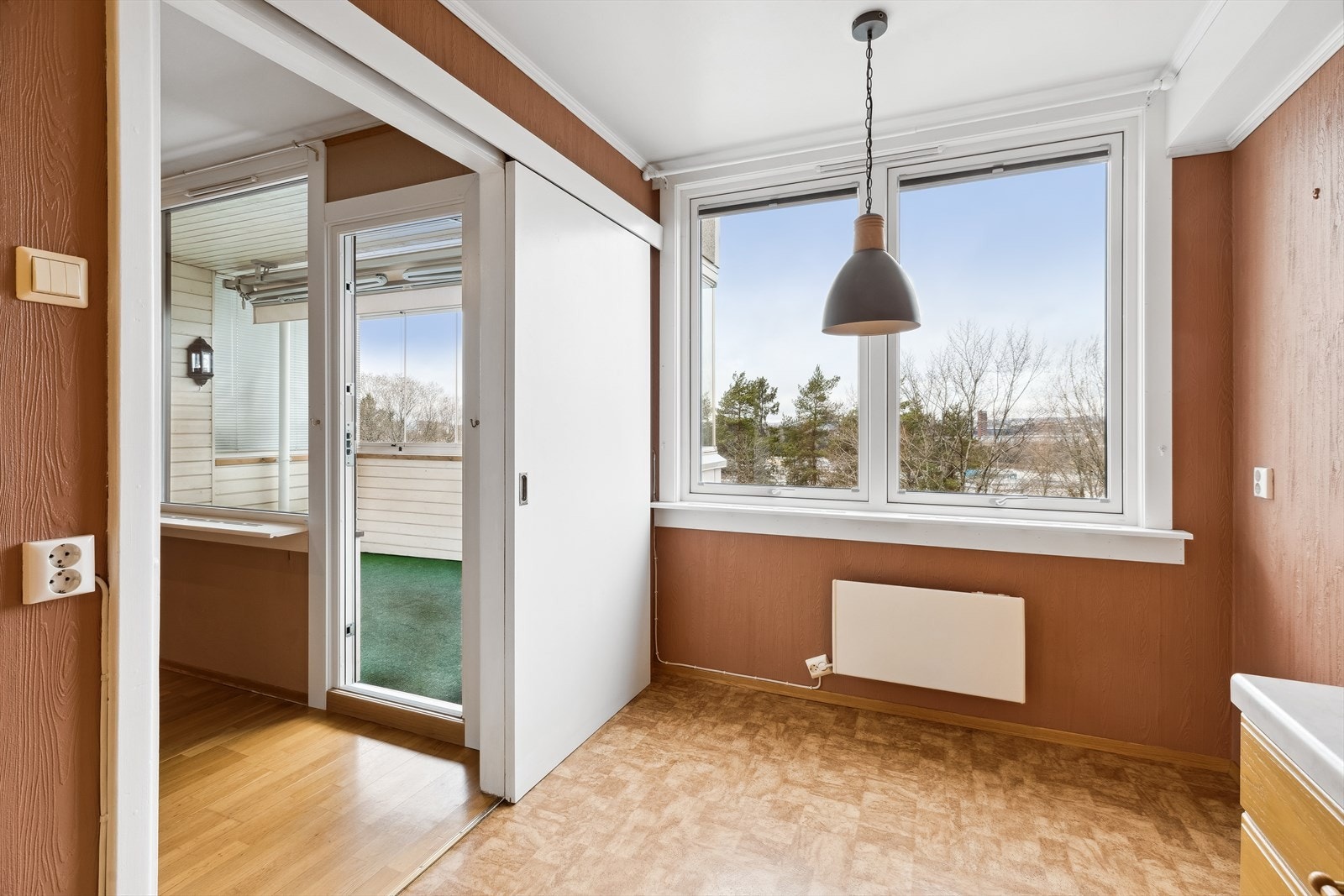 Eget kjøkkenrom med frokostplass ved vinduet Galleribilde