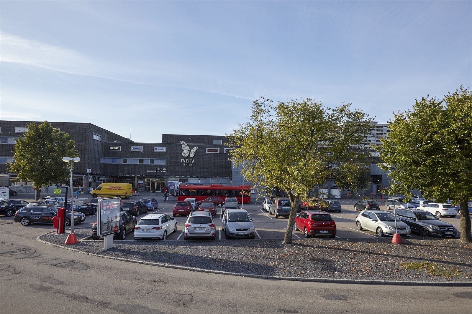 Kort gangavstand til Tveita senter med ca 70 forretninger, vinmonopol, T-bane, buss, drosjeholdeplass og flere servicetilbud Galleribilde