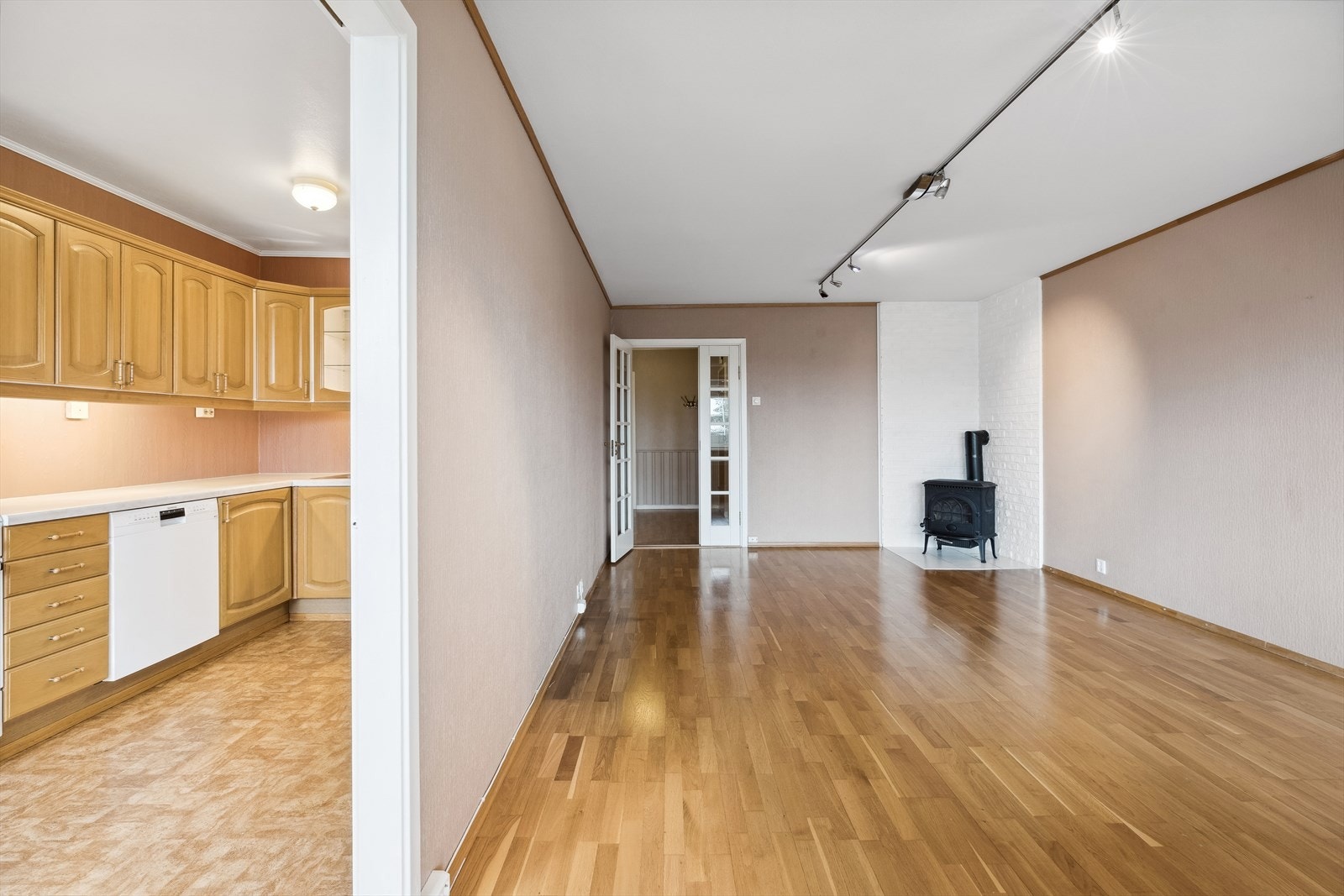 Overflatene har malt tapet og gulvet er belagt med parkett Galleribilde