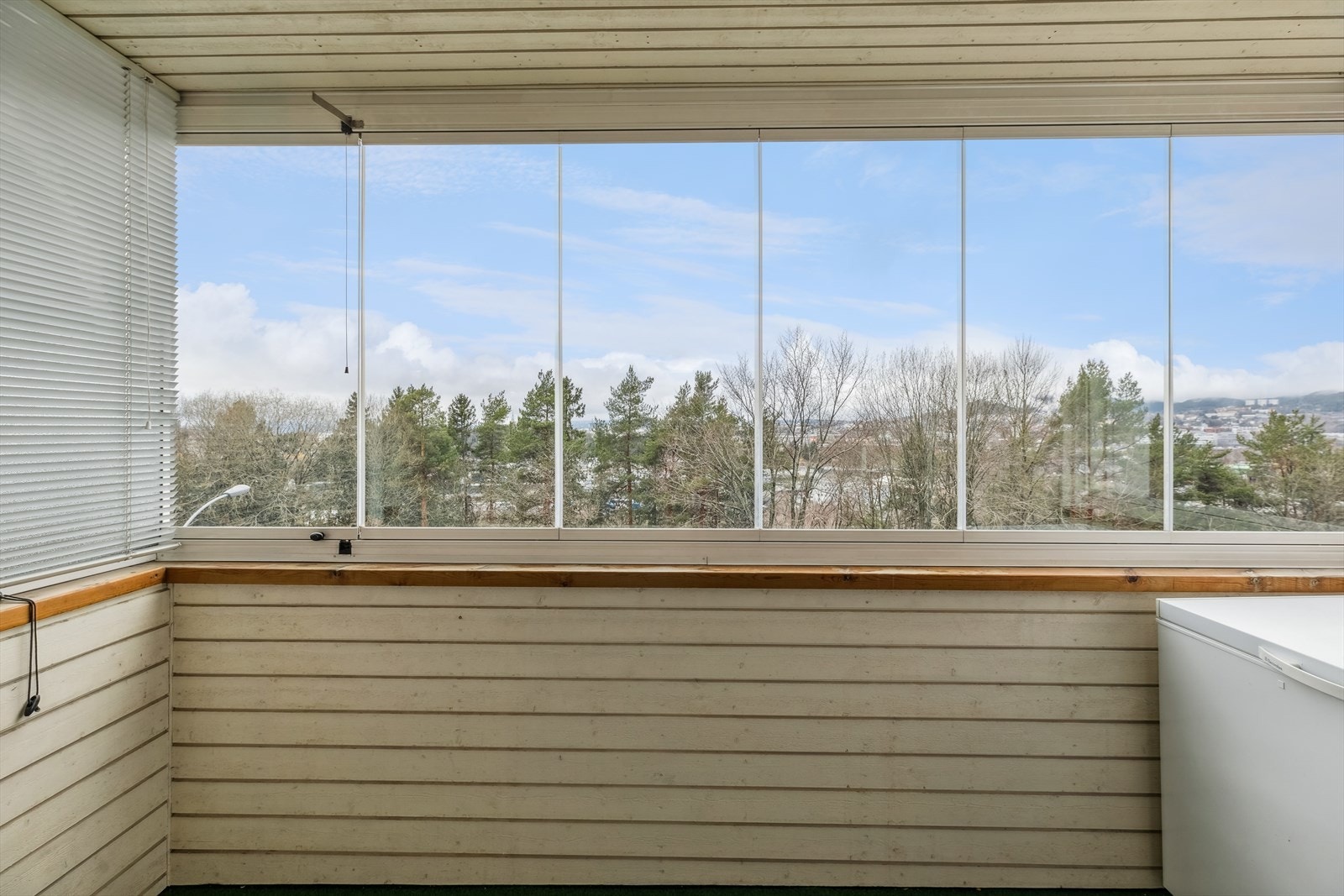 Lys og romslig 2-roms med gjennomgående løsning og stor innglasset balkong med fint utsyn og lite innsyn Galleribilde