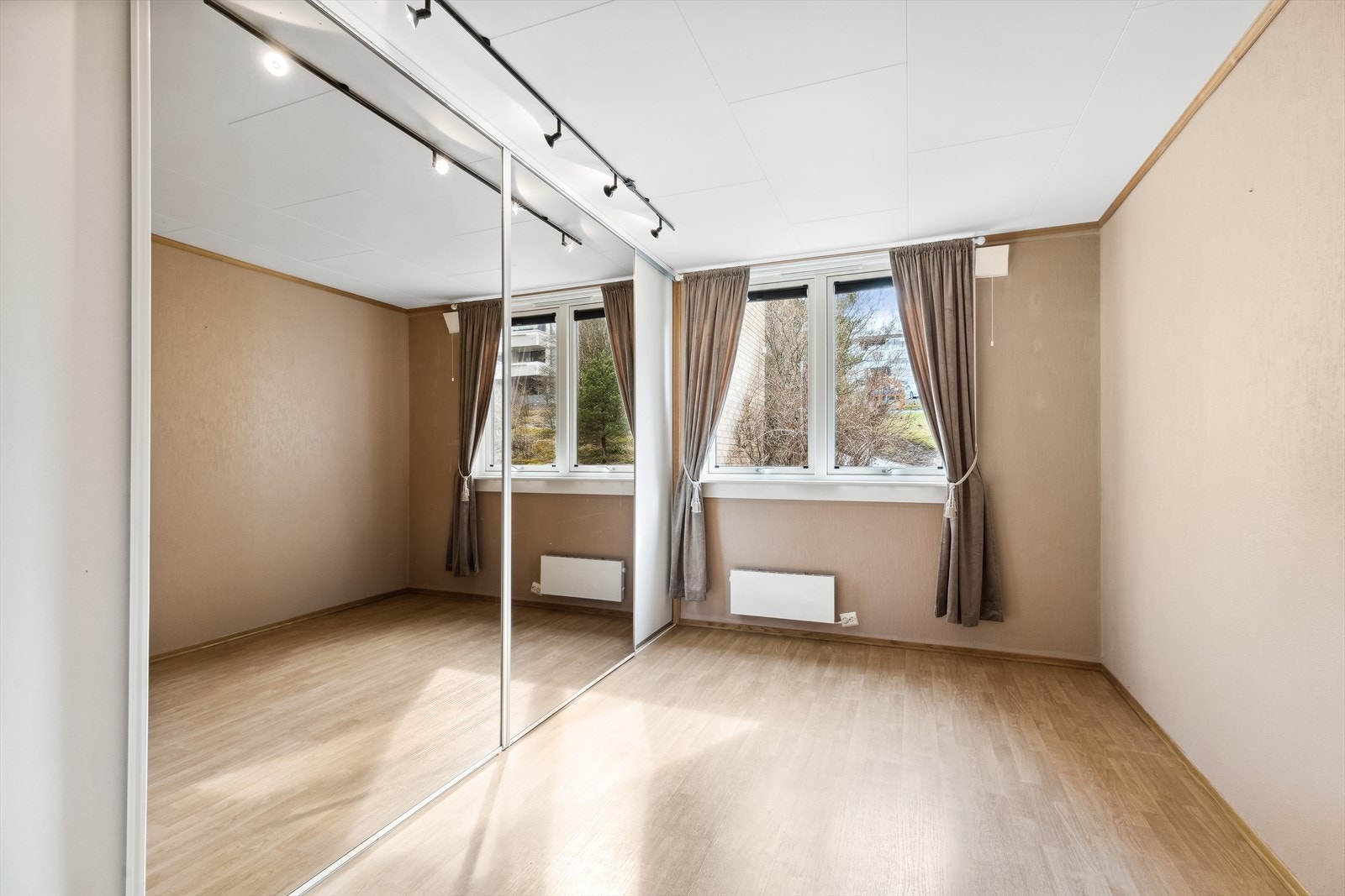 Her medfølger plassbygd skyvedørsgarderobe med speilflater Galleribilde