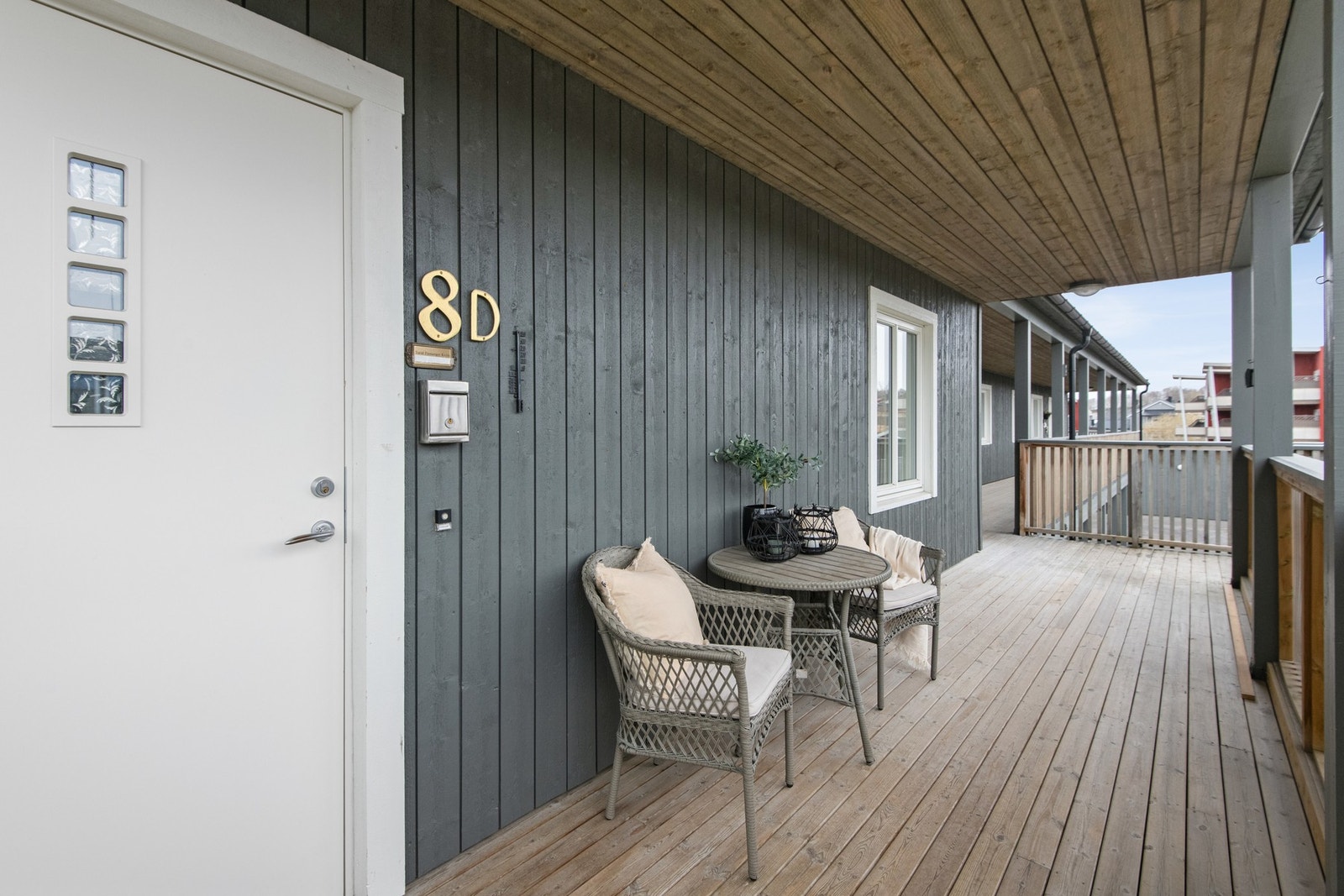 Takoverbygd svalgang på enden av bygget. Galleribilde