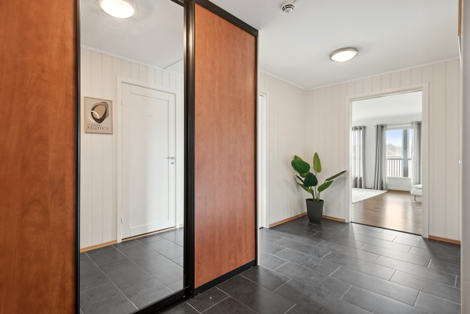 Entré med garderobe god plass til oppbevaring Galleribilde