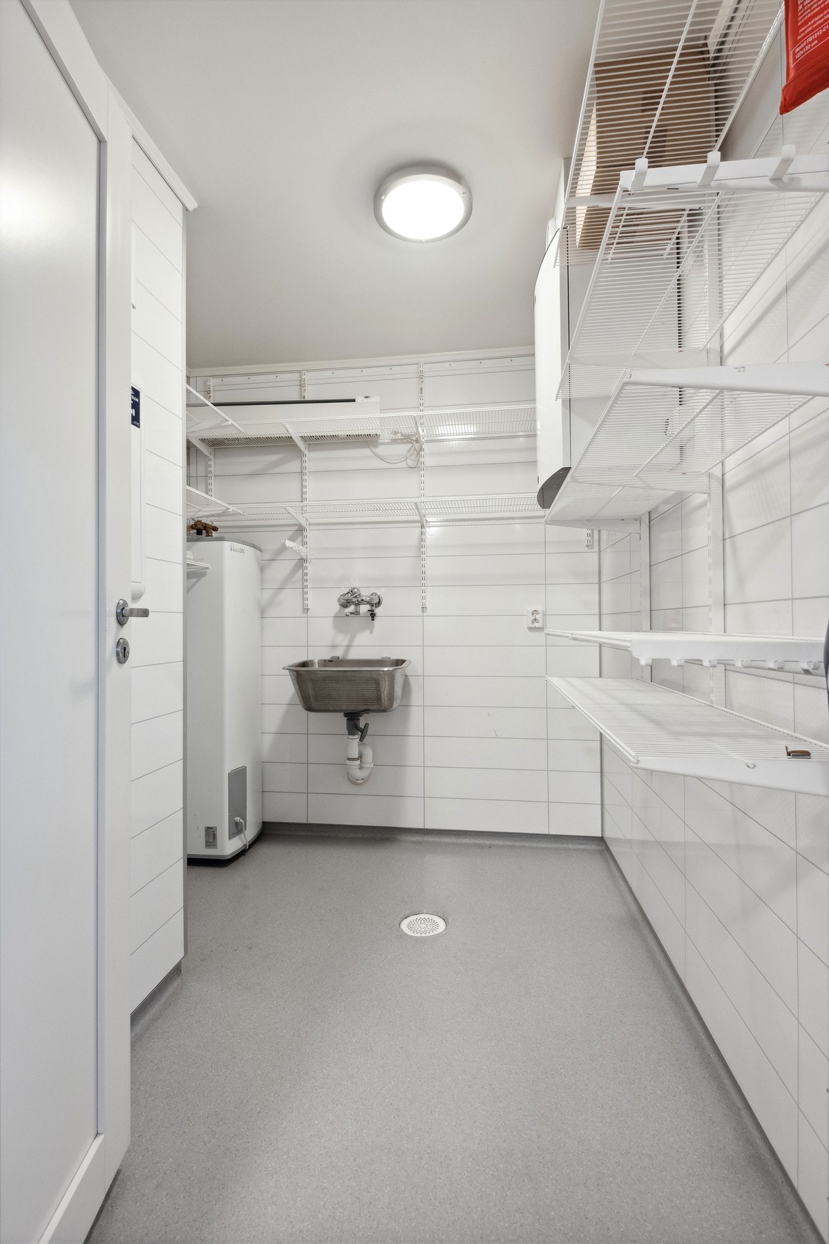 Vaskerom teknisk rom med opplegg for vaskemaskin, skyllekum og god plass til oppbevaring. Galleribilde