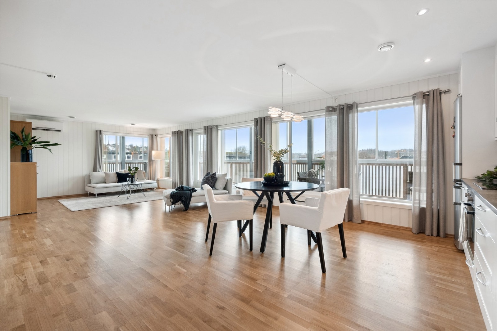 Lys og stor stue med åpen løsning til kjøkken. Rommet er på ca 50 kvm. Galleribilde