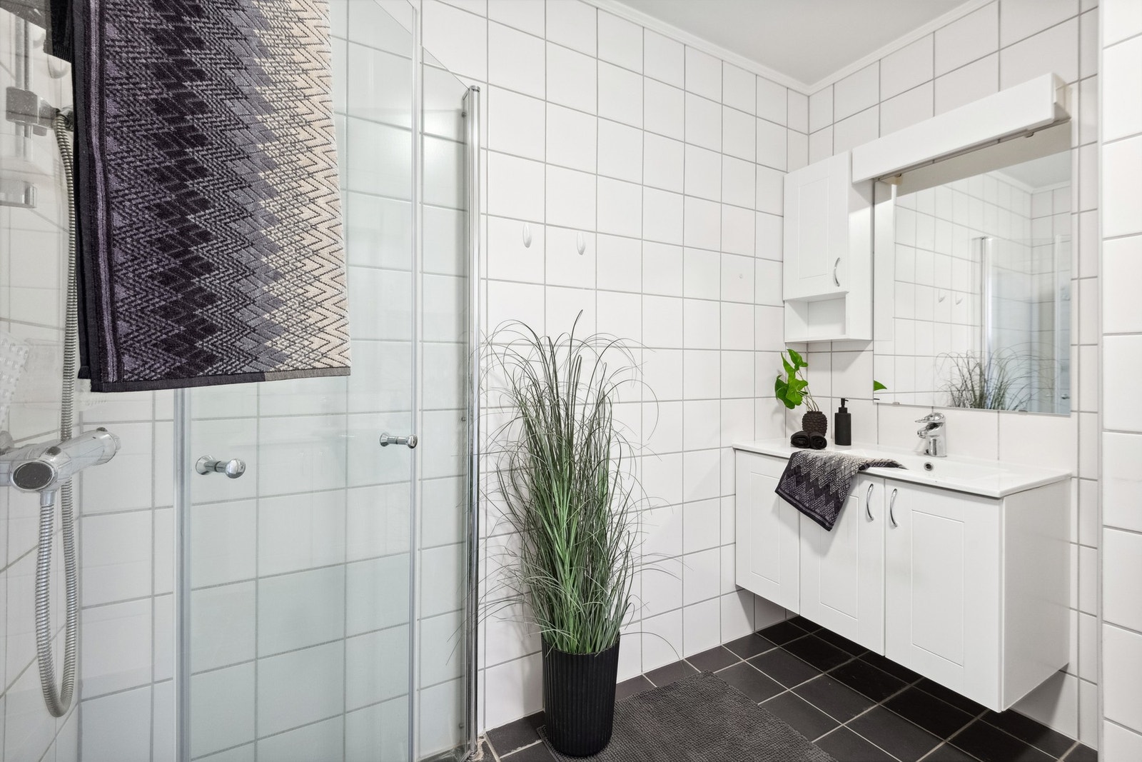 Flislagt bad - Stilrent bad med dusjhjørne, varme i gulv og vegghengt toalett Galleribilde