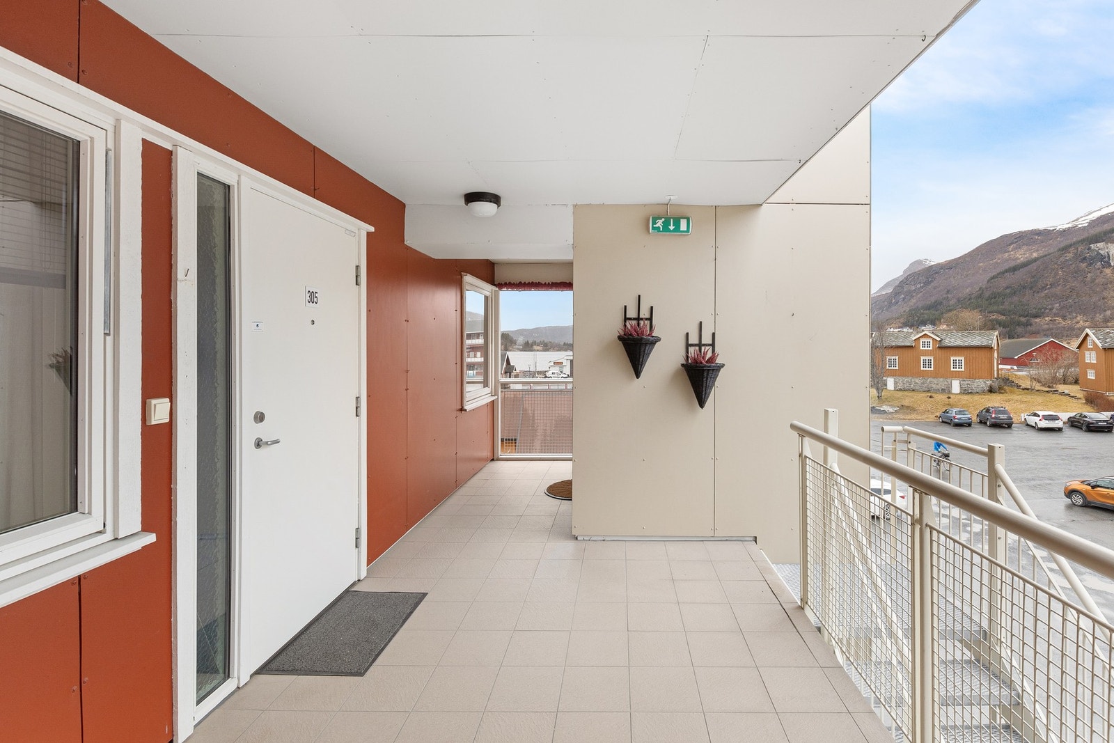 Leiligheten ligger på enden i øverste etasje - med heisadkomst og garasje i rekke like utenfor. Galleribilde