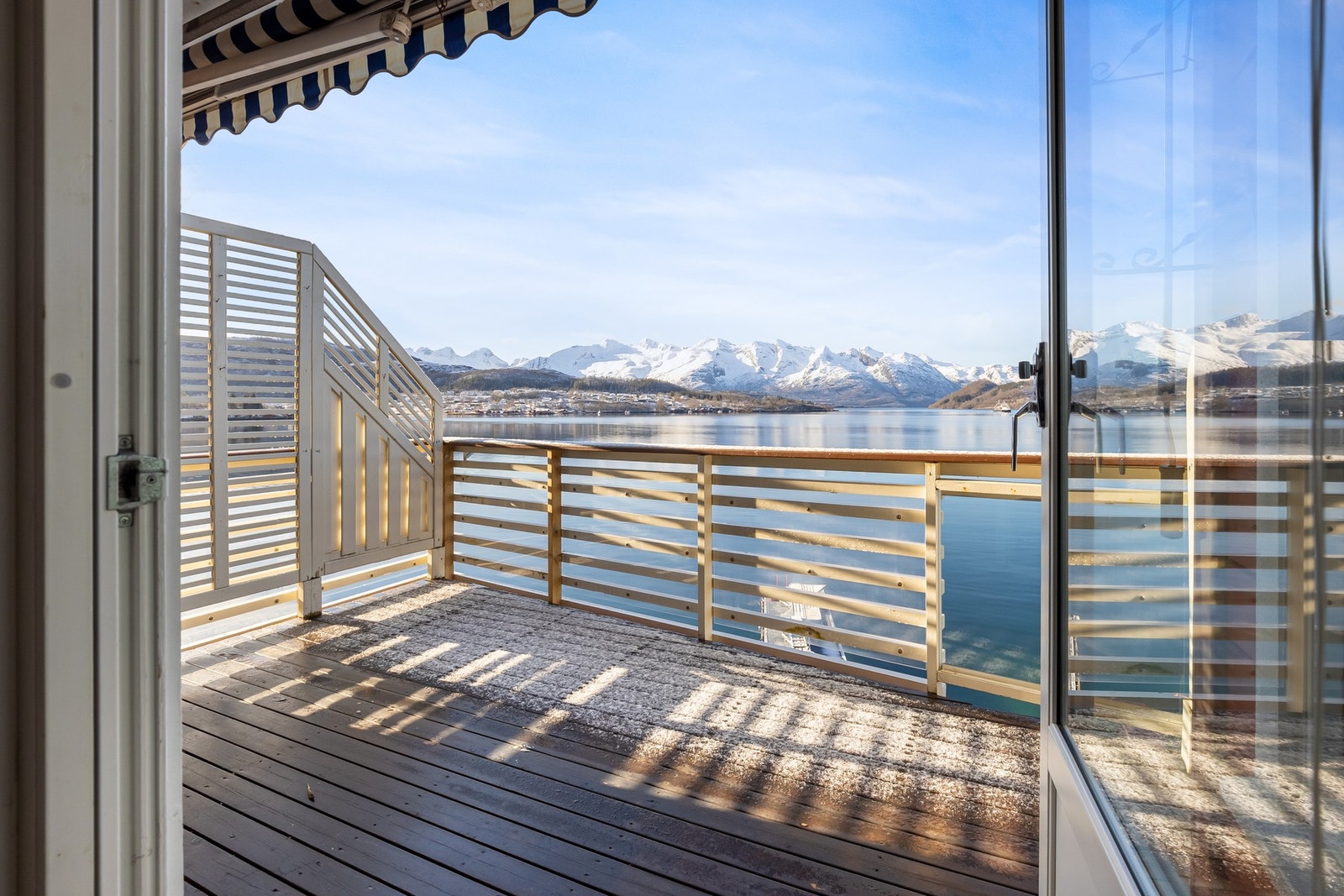 Fra stuen er det adkomst til en sør/sørvestvendt balkong med strålende sol- og utsiktsforhold. Galleribilde