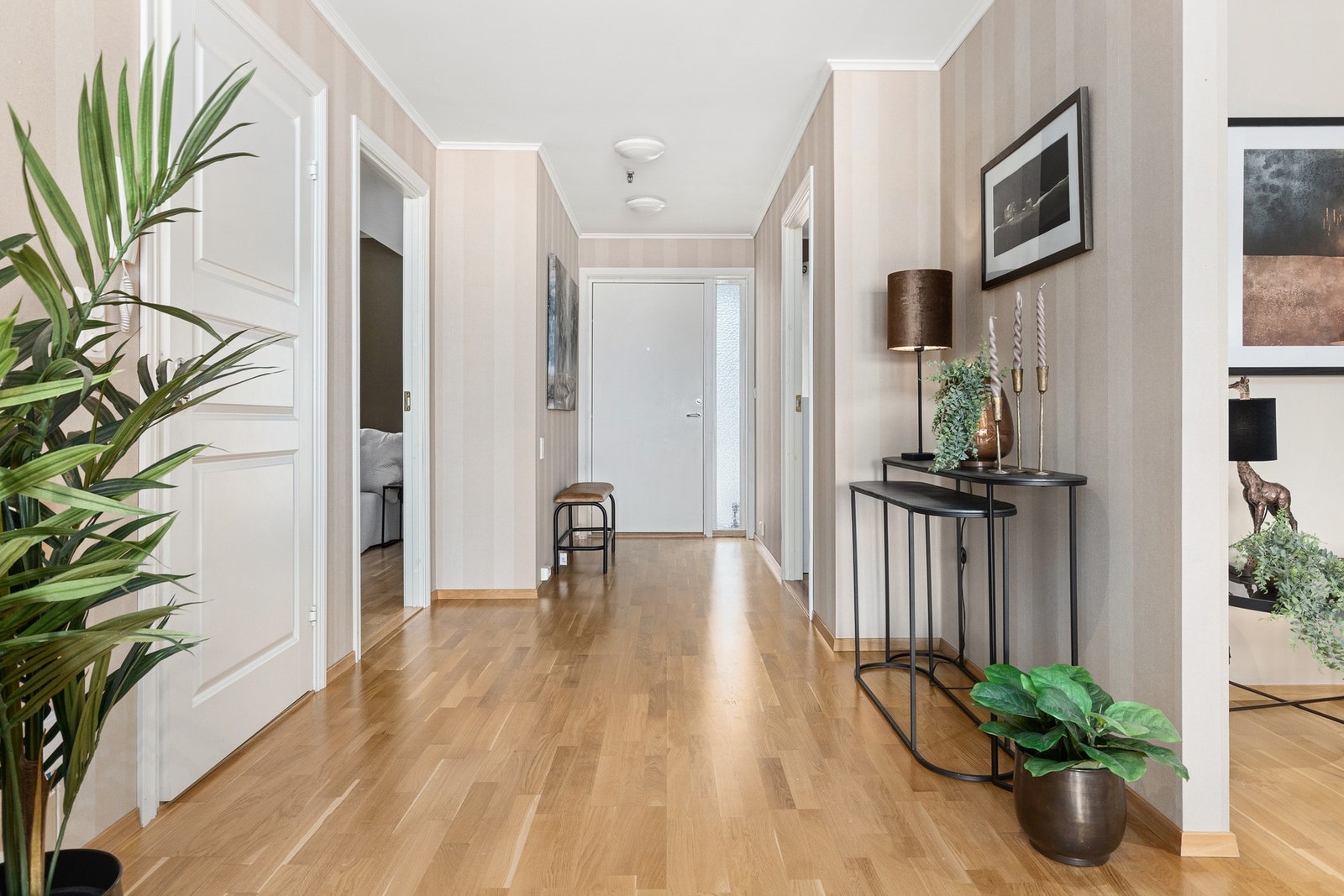 Leiligheten har gjennomgående planløsning, og overflatene er holdt i moderne farger med parkett på gulv. Galleribilde