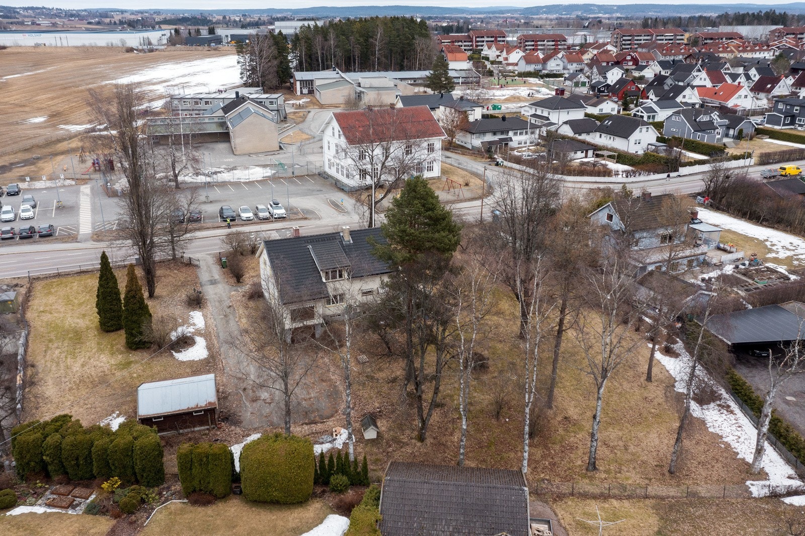 Trondheimsvegen 140 ligger sentralt på Kløfta i Ullensaker kommune. Her er det gangavstand til alt man trenger i hverdagen, som kjøpesenter, dagligvarebutikker, togstasjon, barnehager samt barne- og ungdomsskole. Galleribilde