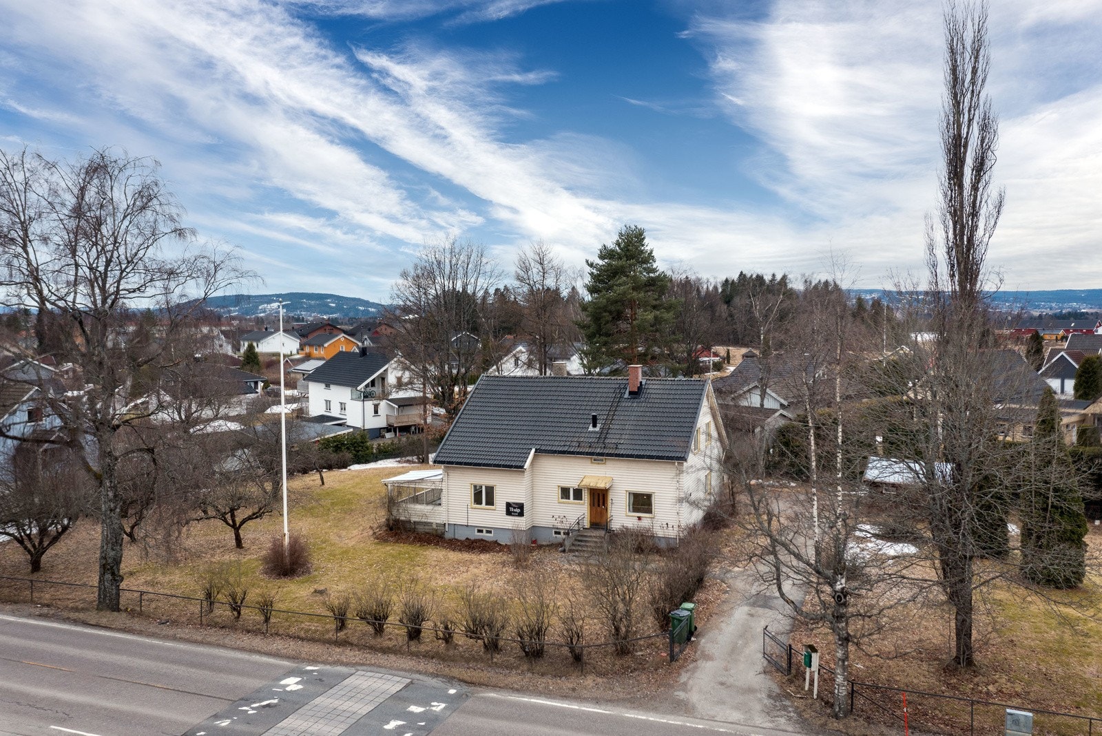 Attraktivt eiendom sentralt på Kløfta i Ullensaker kommune. Gangavstand til tog, servicetilbud, barnehager og skoler i alle trinn. Åpen og solrik beliggenhet med utsyn til Romeriksåsen og store landbruksområder. Galleribilde