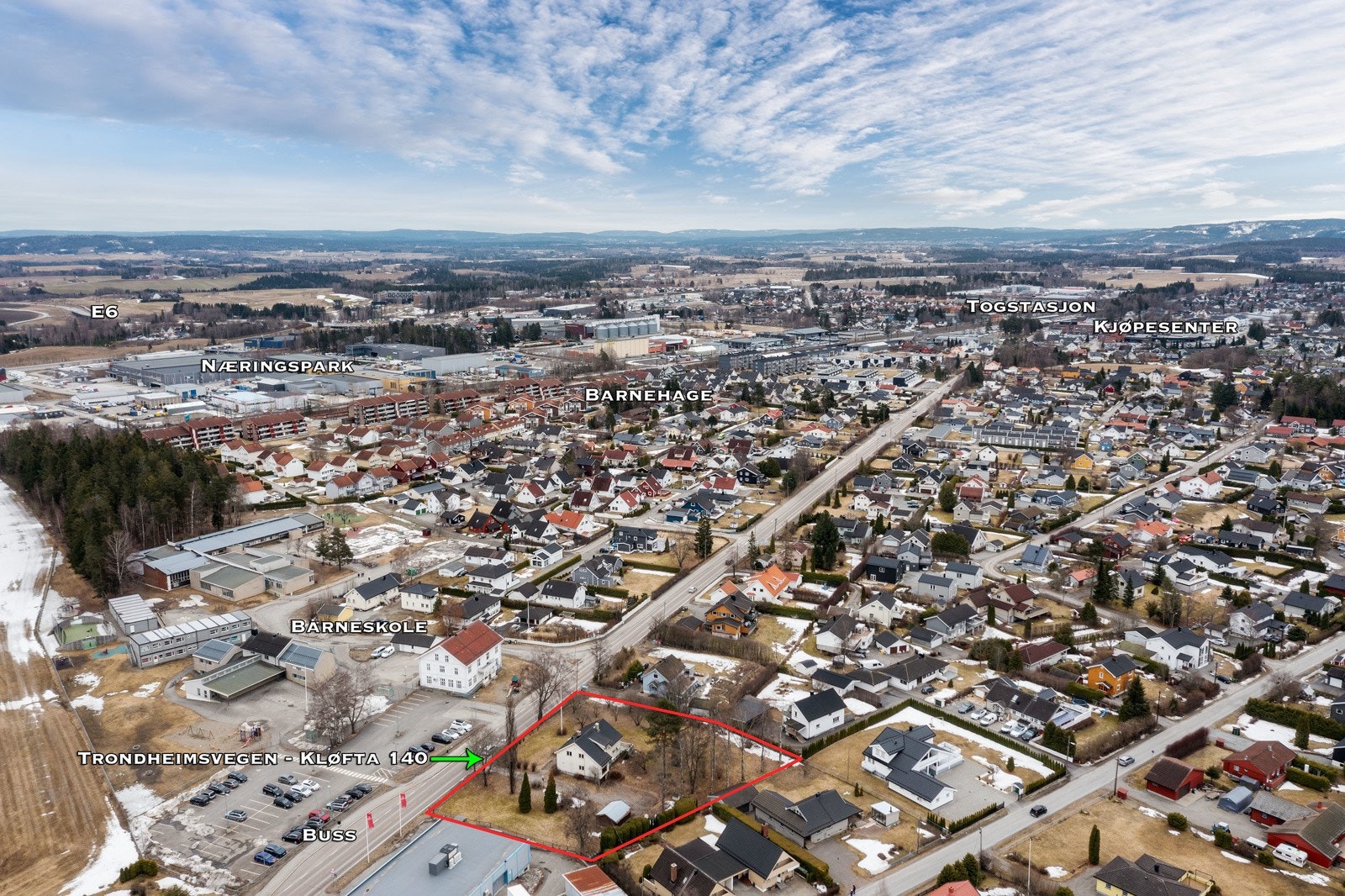 Området gir god mulighet for offentlig kommunikasjon via buss og tog. Nærmeste bussholdeplass er Åreppen skole kun 100 m fra eiendommen. Det er ca. 18 min gange fra eiendommen til togstasjon. Galleribilde