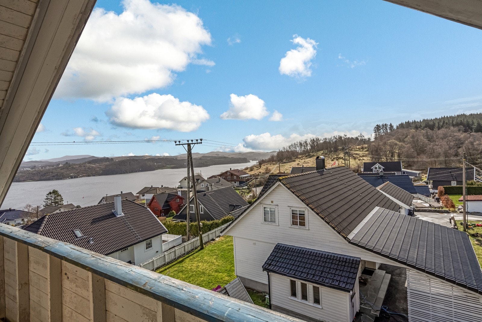 Loftstue med utgang til overbygget balkong med magisk utsikt til fjord og fjell. Galleribilde